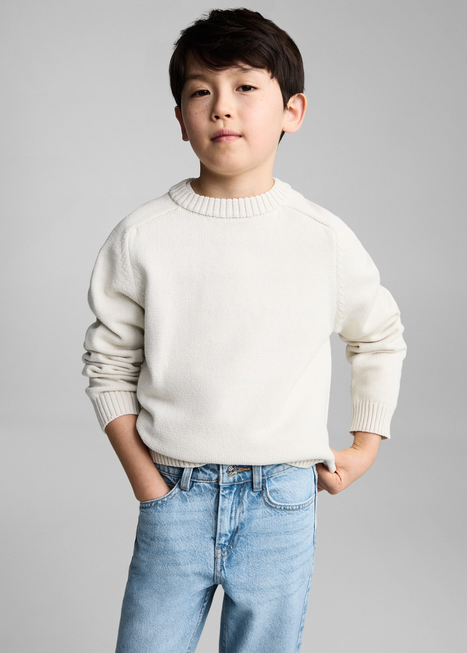 Decorative ripped jeans - Details of the article 1