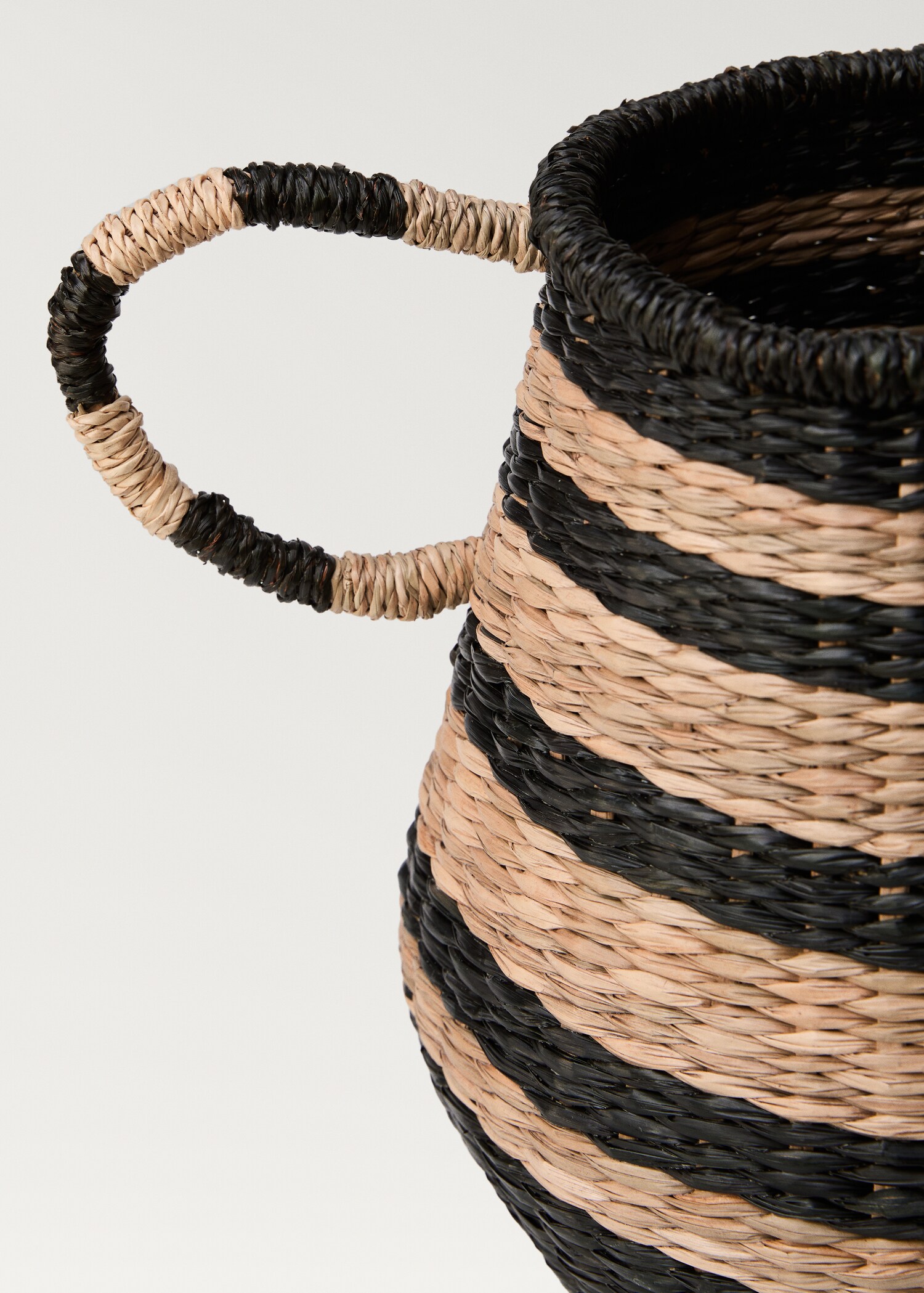 Natural fibre basket with stripe design - Details of the article 1