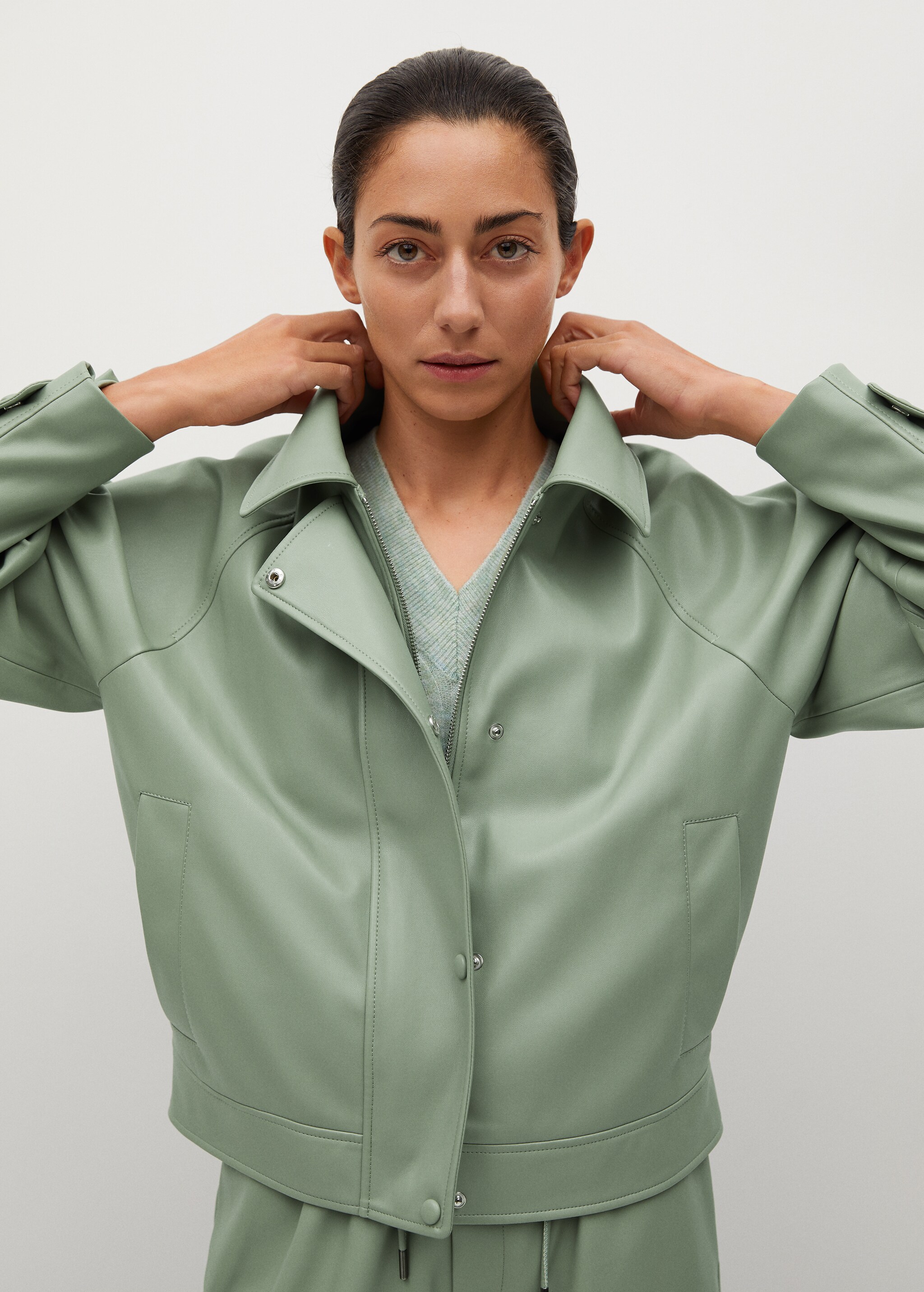 Chaqueta efecto piel abullonada - Plano medio