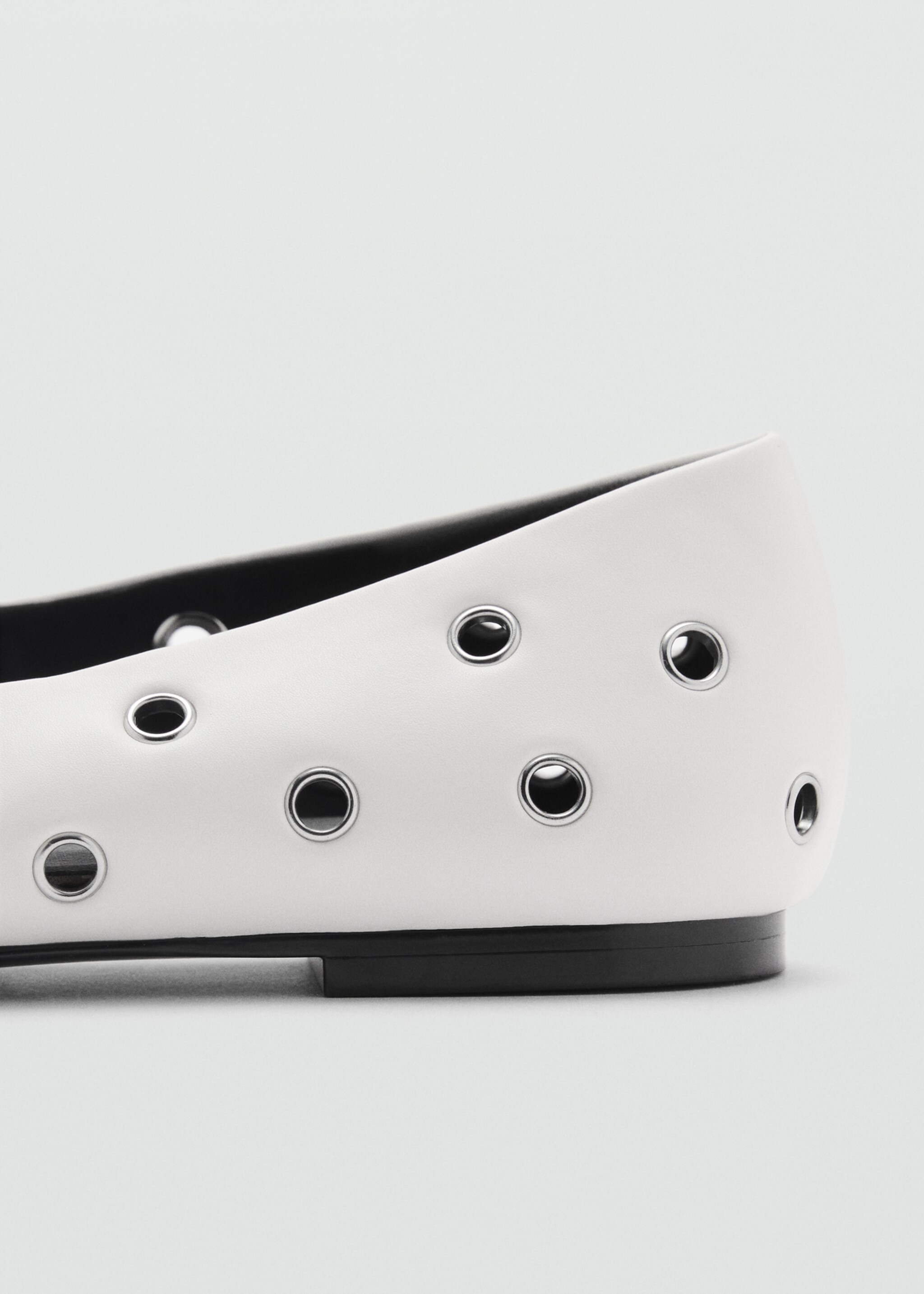 Ballerines perforées - Détail de l'article 2, Blanc. Ref: 87003277-00.