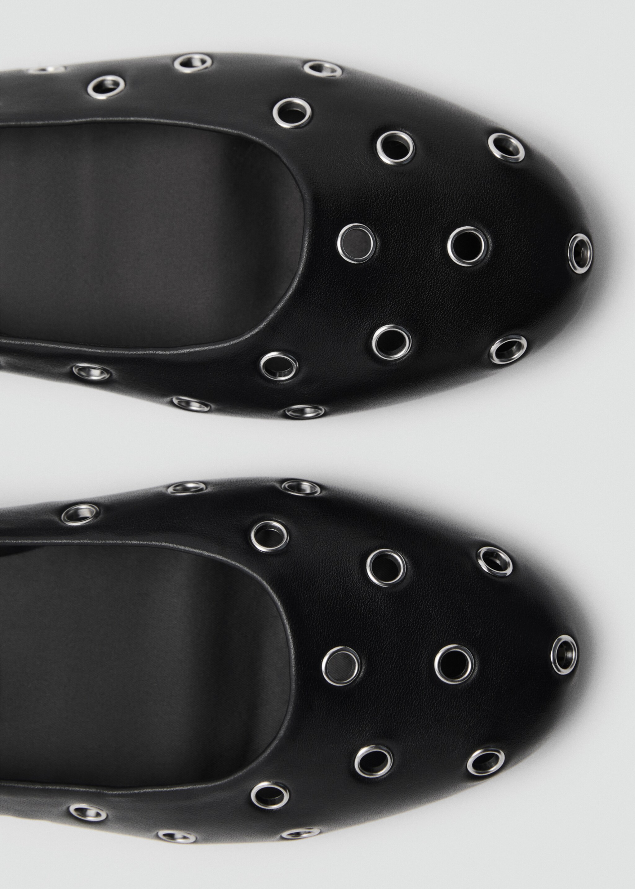 Ballerines perforées - Détail de l'article 1, Noir. Ref: 87003277-00.