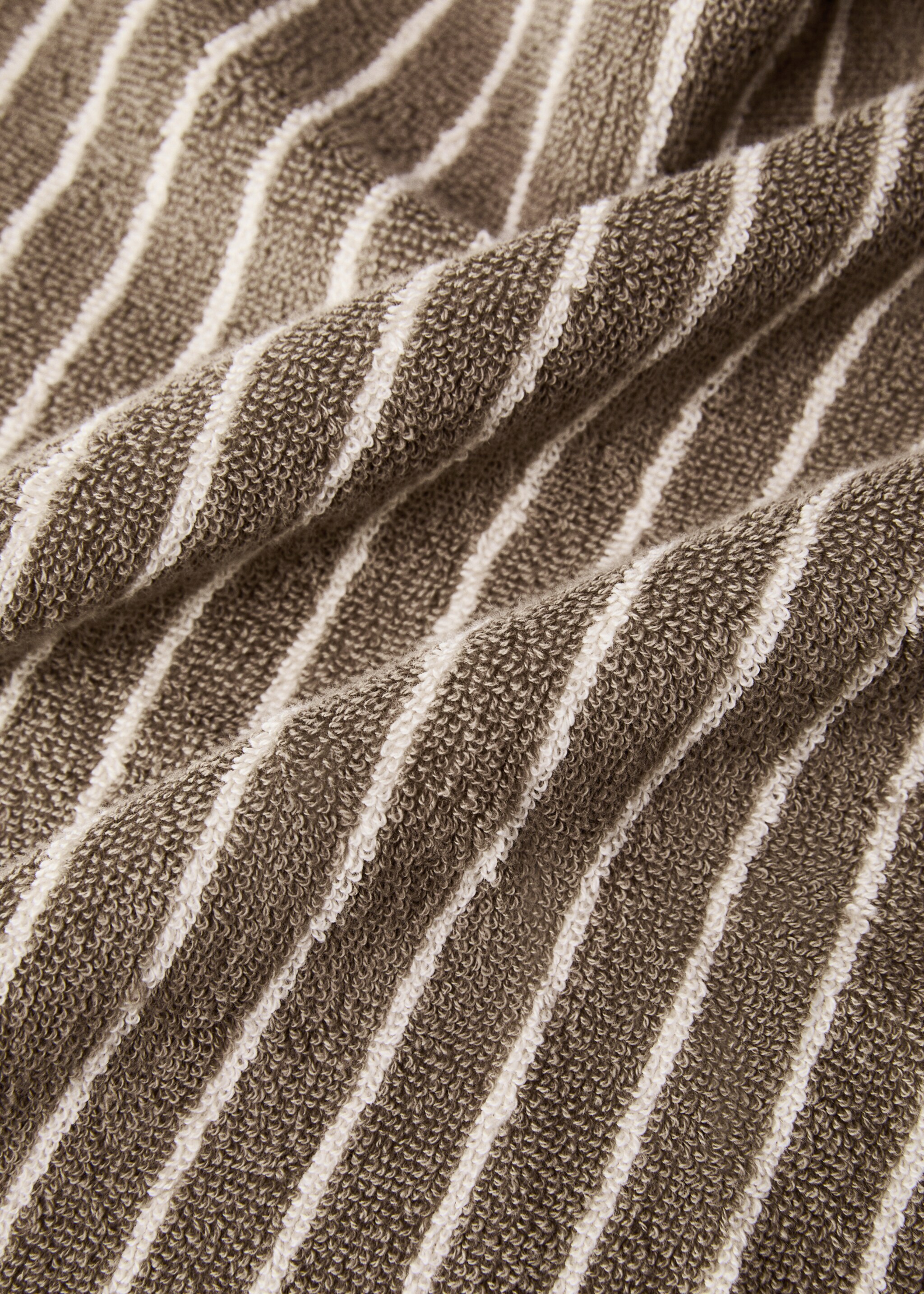 Two-tone striped guest towel - Details of the article 1, Medium Brown. Ref: 87003321-00.