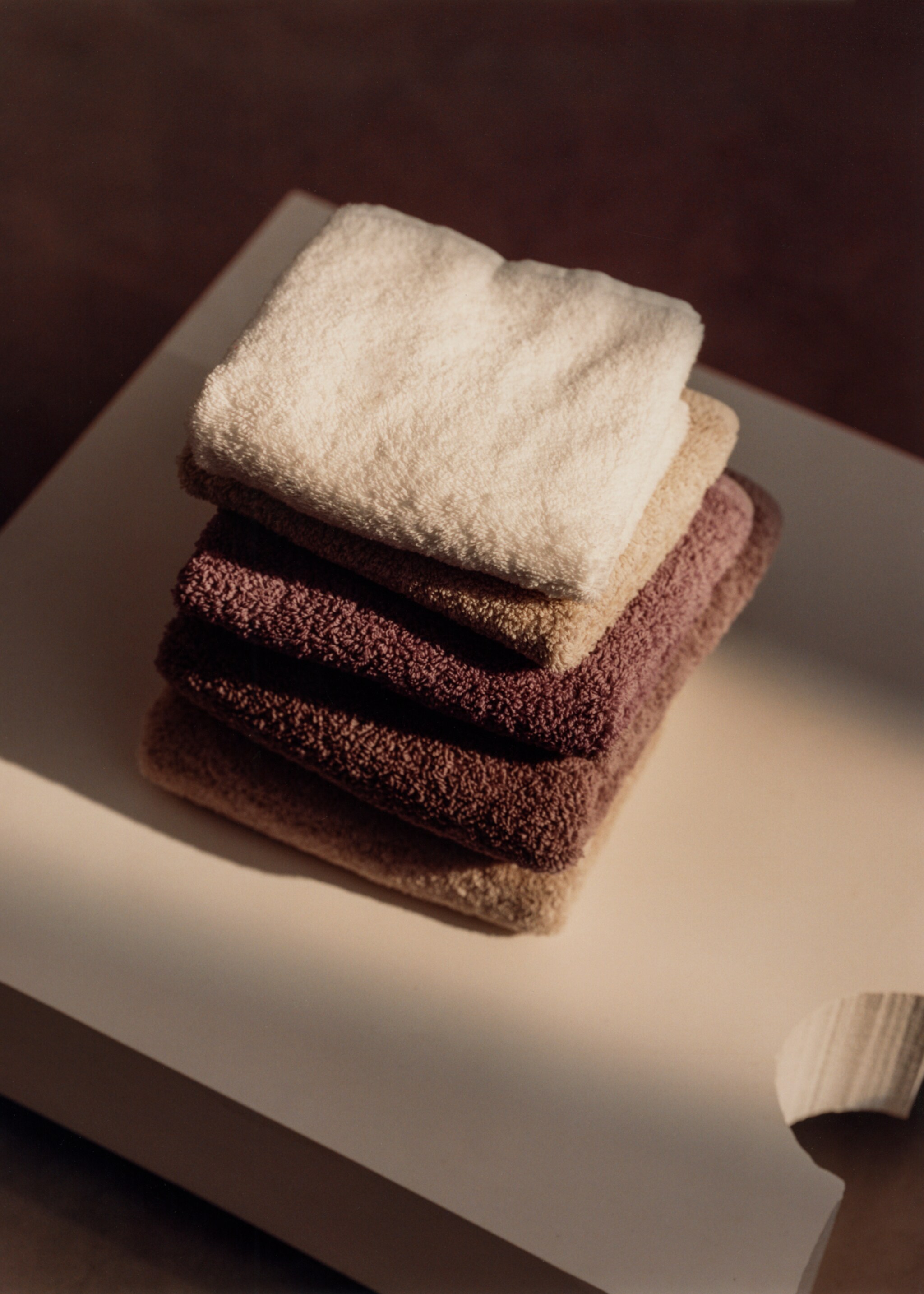 Malý ručník s barveným vláknem - Detail zboží 6, Švestka. Ref: 87003330-00.