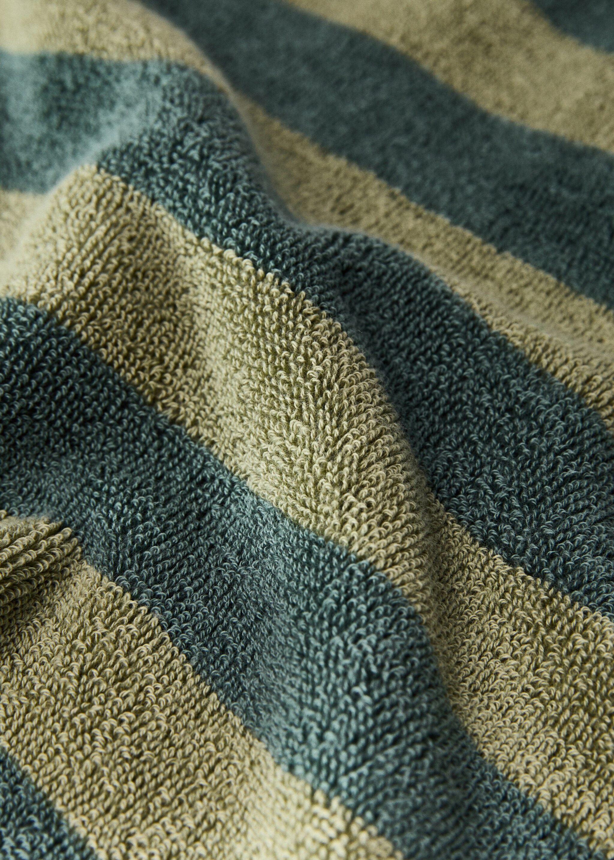 Two-tone striped towel - Details of the article 1, Green. Ref: 87003339-00.