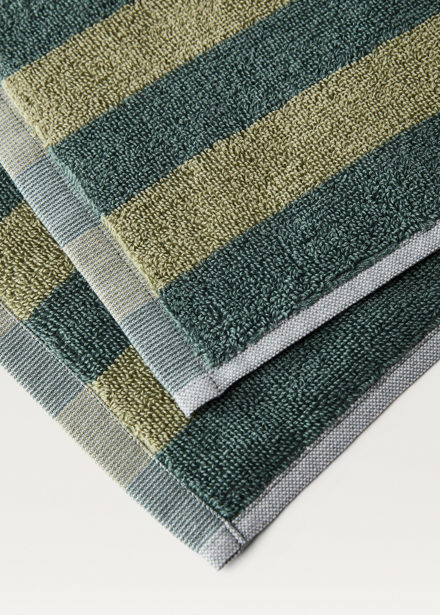 Two-tone striped towel - Details of the article 2
