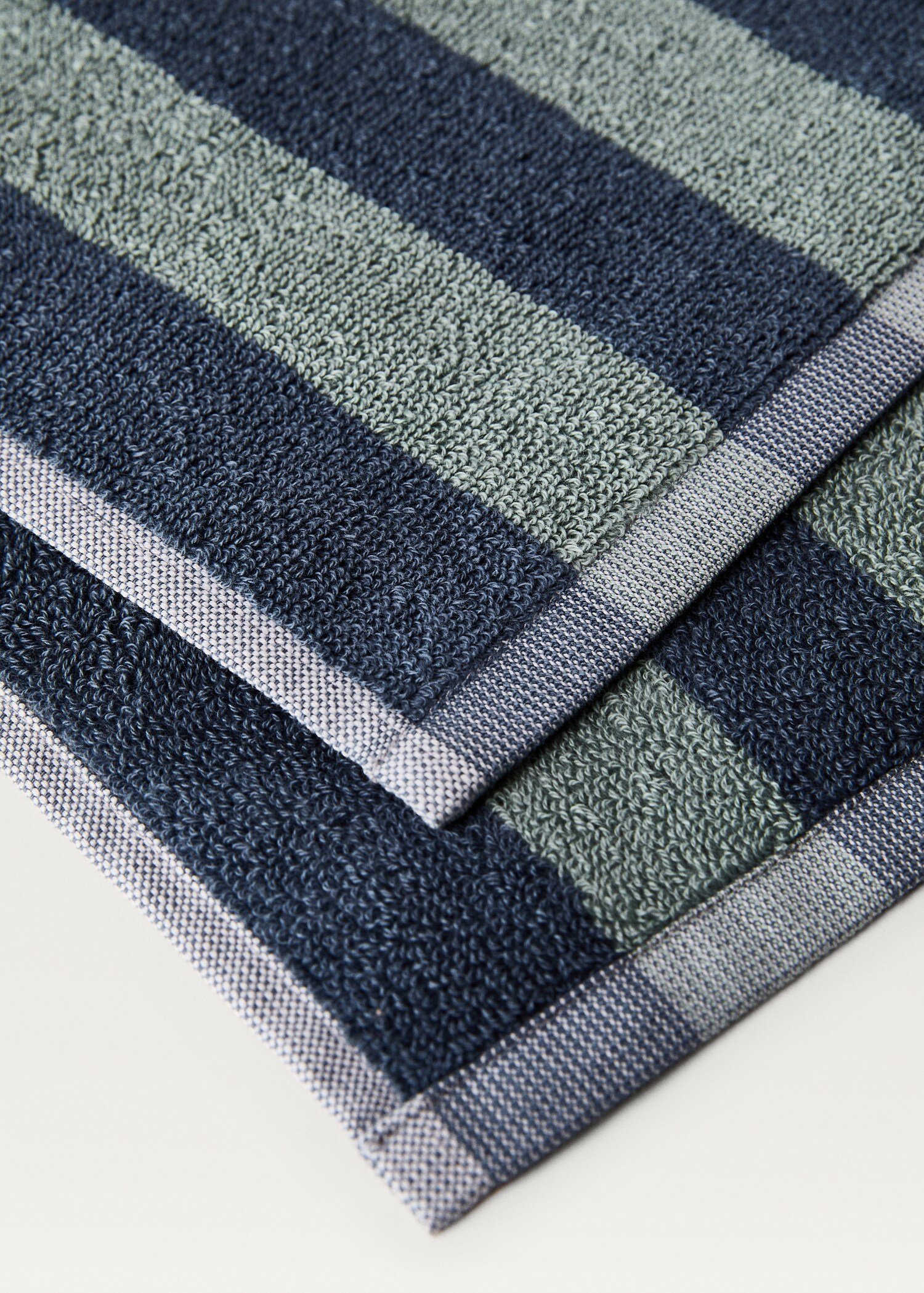 Two-tone striped towel - Details of the article 2