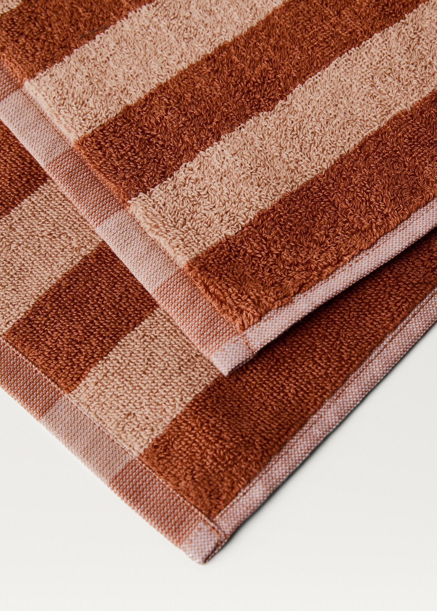 Two-tone striped towel - Details of the article 2