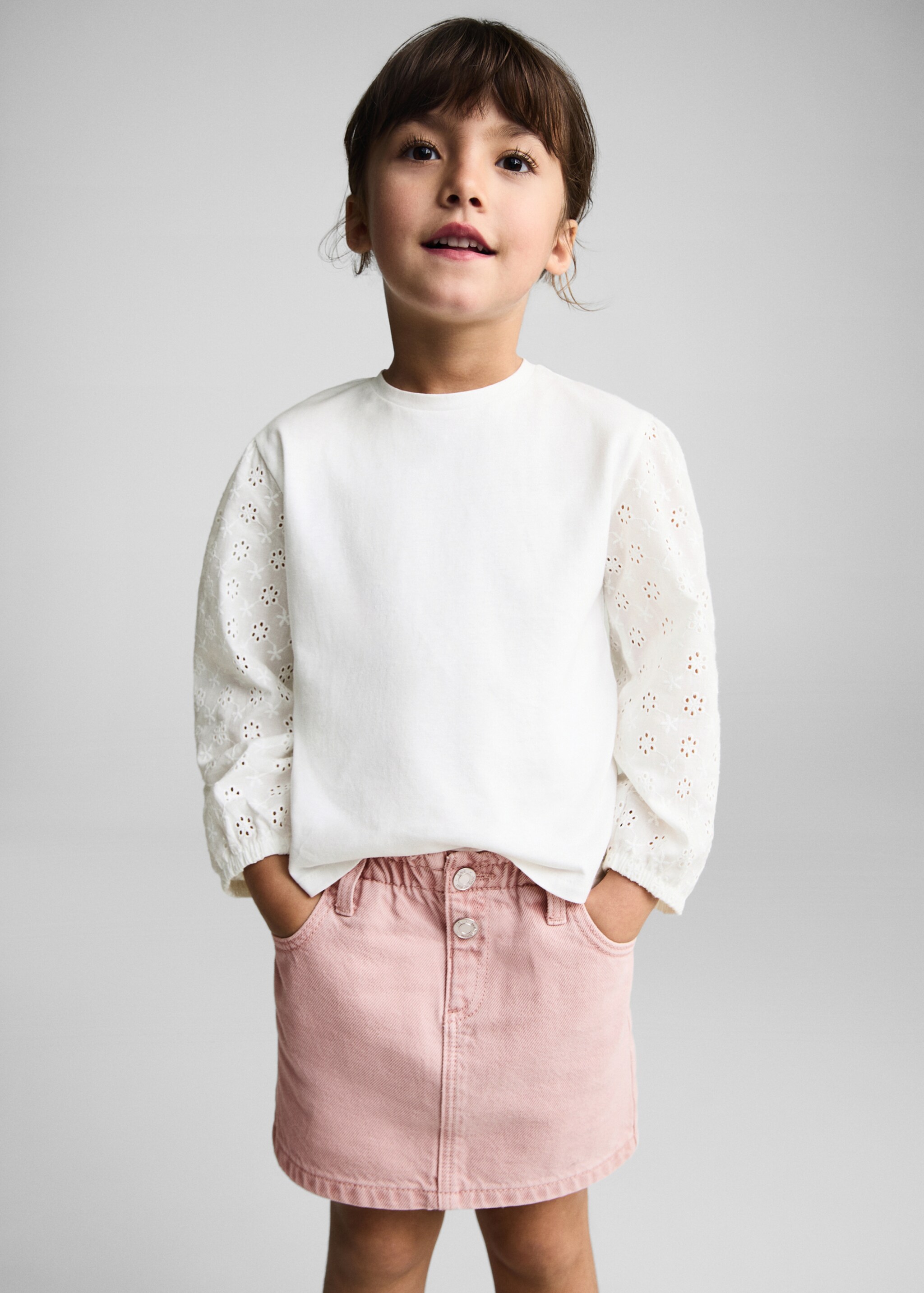 T-shirt brodé manches - Plan moyen, Blanc cassé. Ref: 87003653-00.