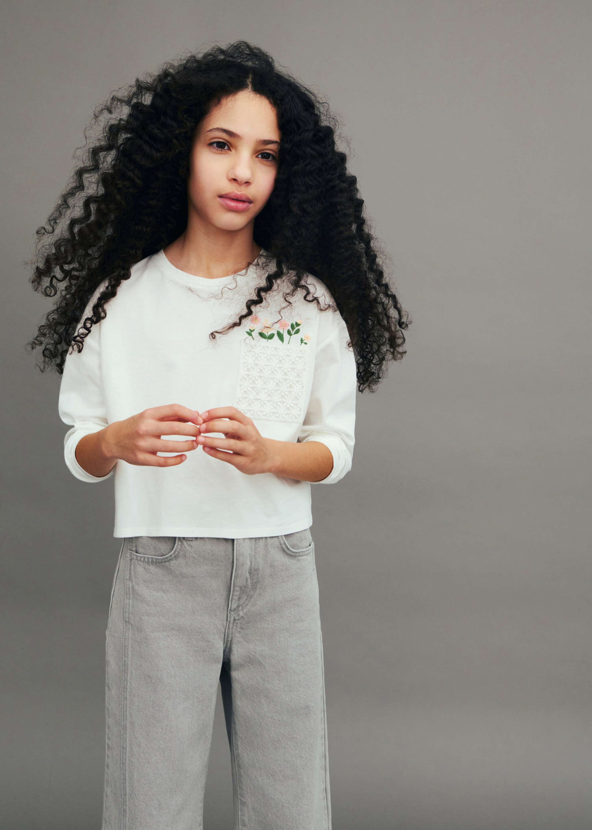 T-Shirt mit Stickereien - Detail des Artikels 5, Cremeweiß. Ref: 87003657-00.