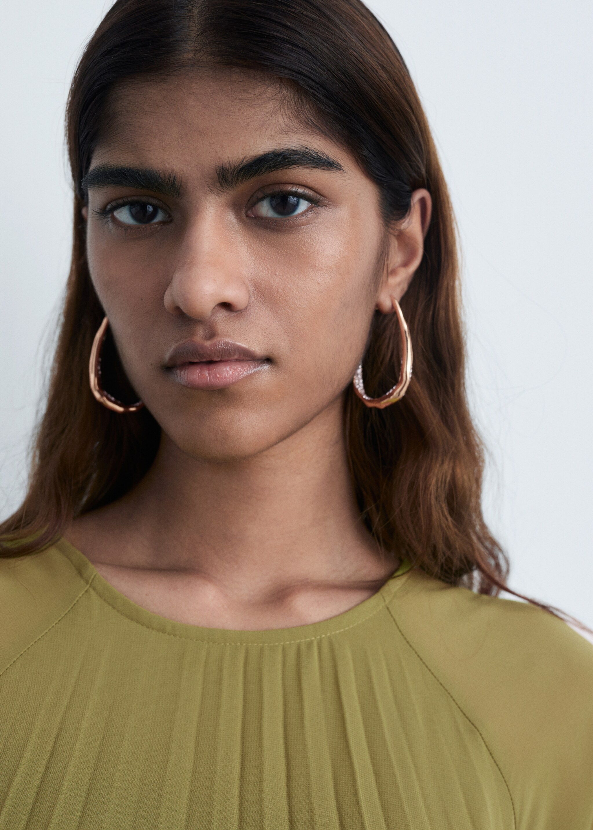 Plissée-Kleid mit Schleifengürtel - Detail des Artikels 1, Olivengrün. Ref: 87004071-00.