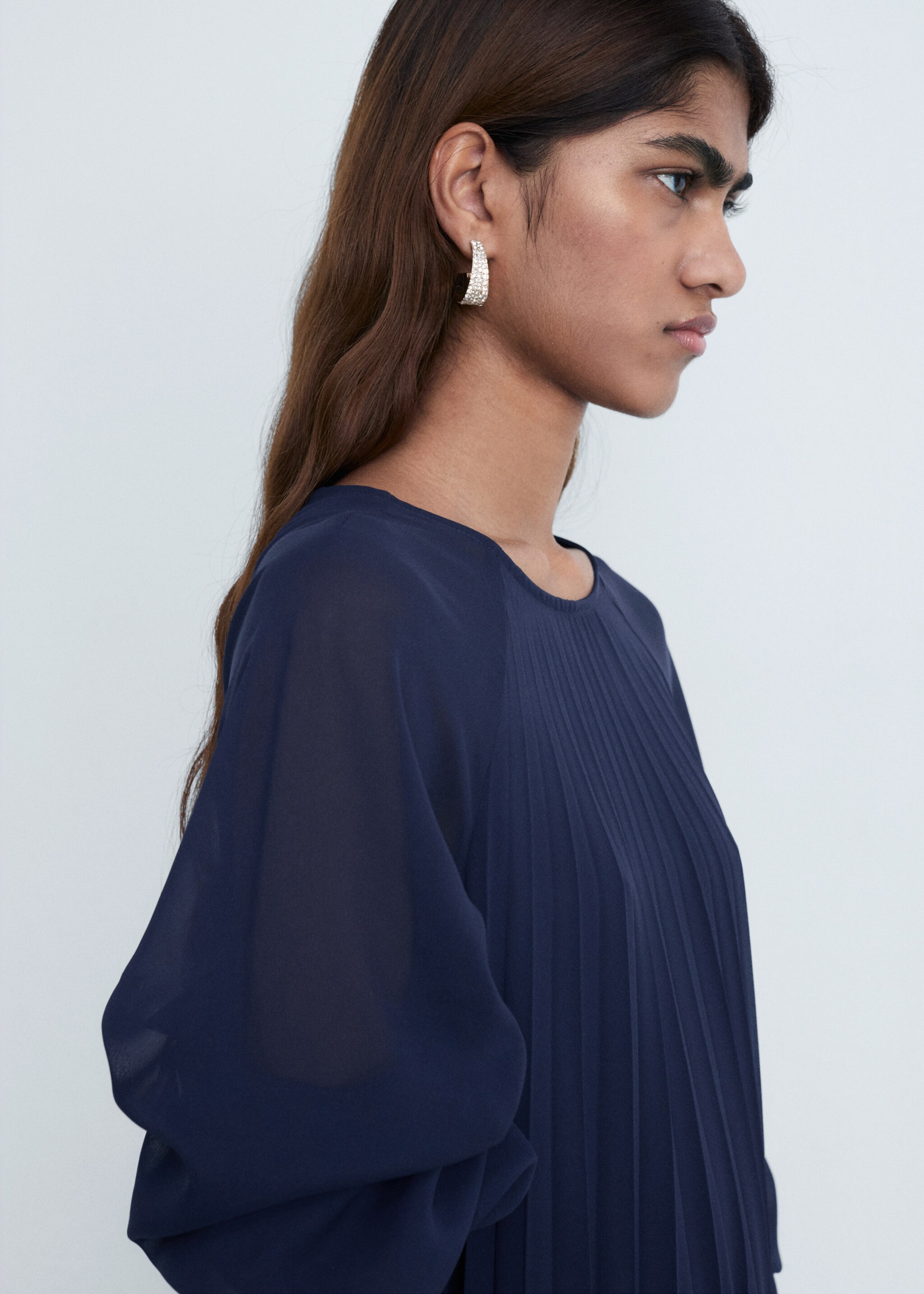 Pleated dress with bow belt - Details of the article 1, Navy. Ref: 87004071-00.