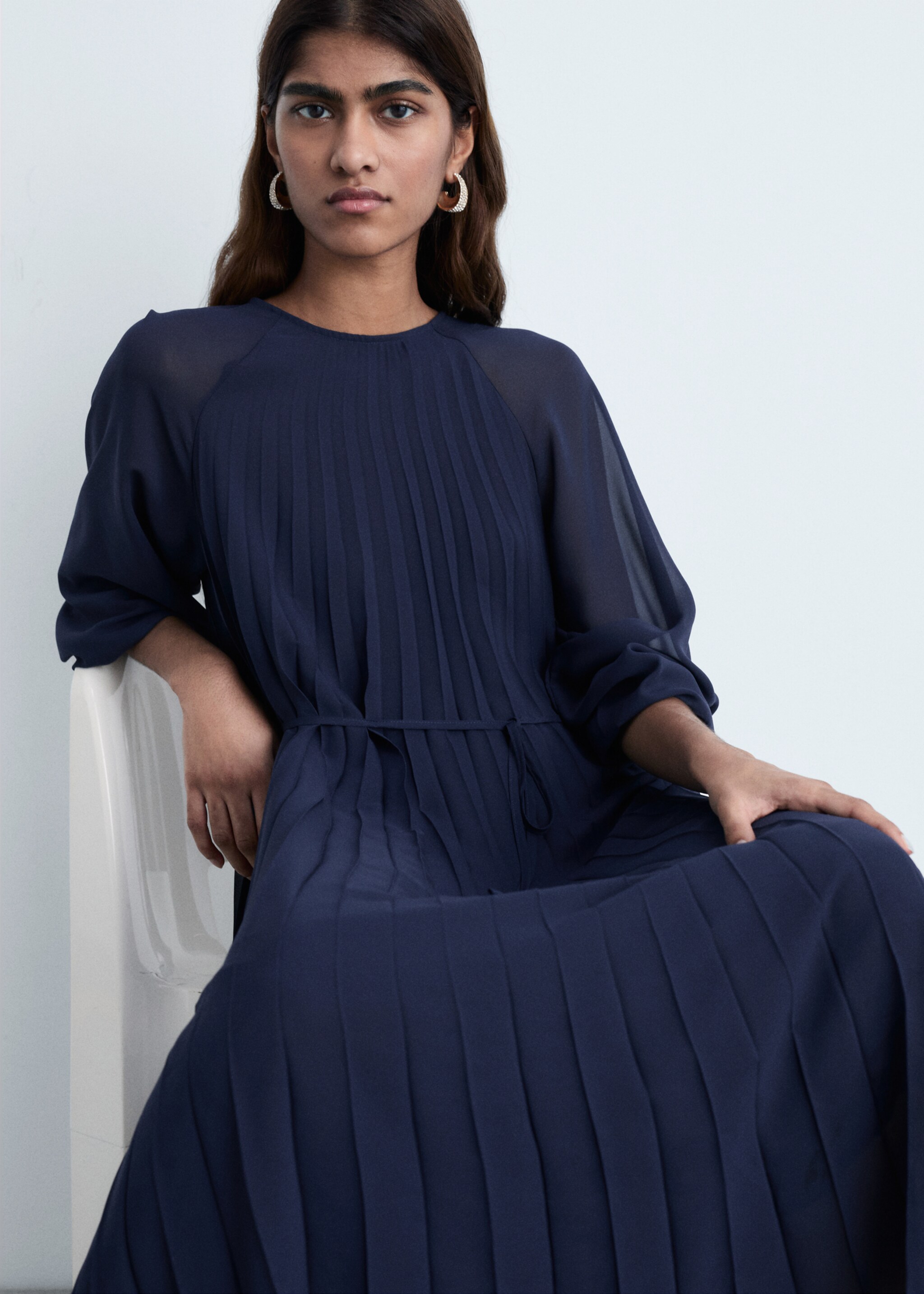 Pleated dress with bow belt - Details of the article 2, Navy. Ref: 87004071-00.