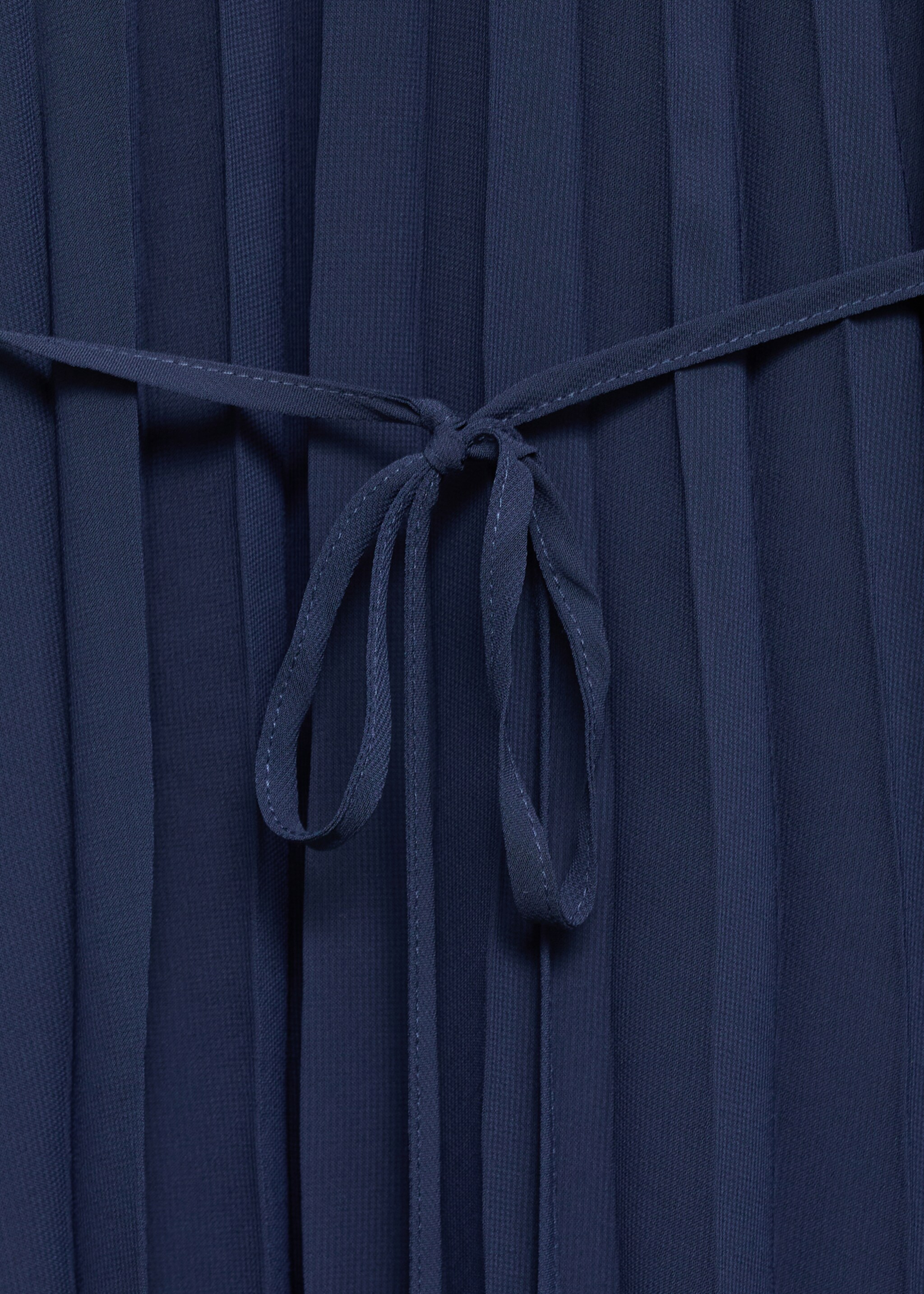 Pleated dress with bow belt - Details of the article 8, Navy. Ref: 87004071-00.
