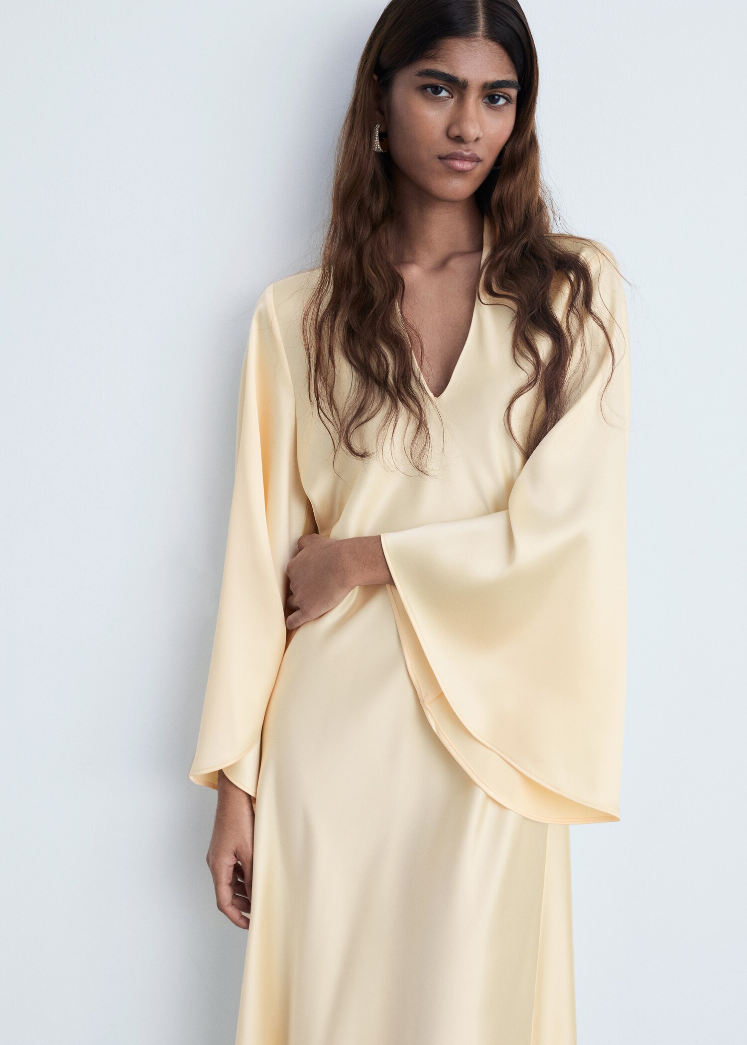 V-neck dress with flared sleeves - Medium plane