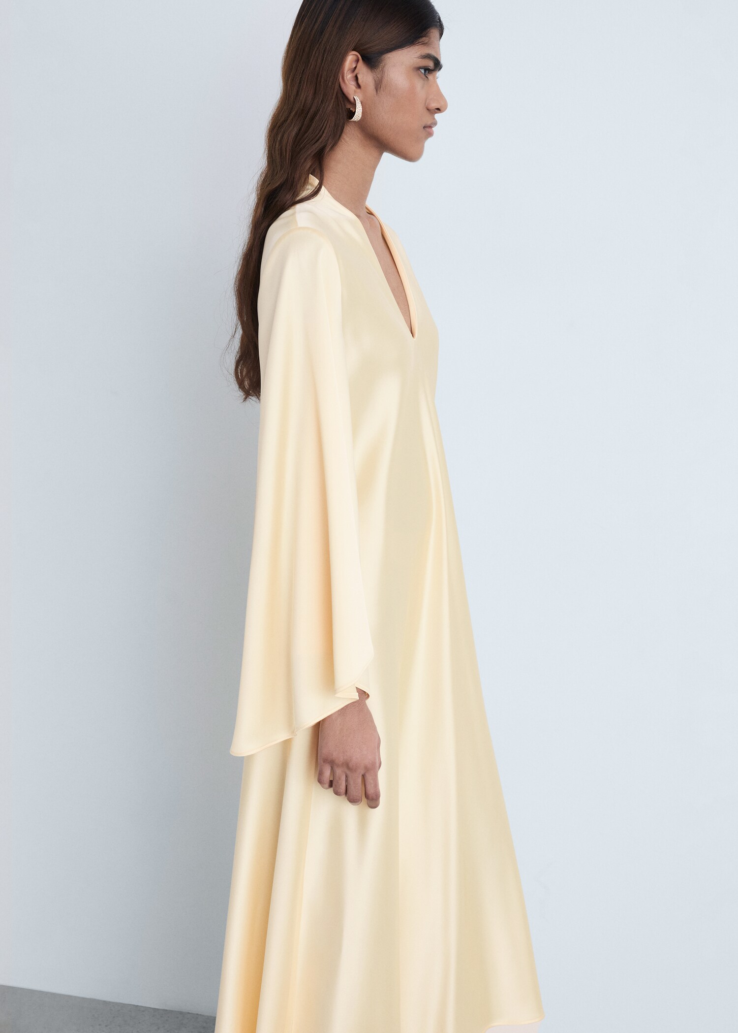 V-neck dress with flared sleeves - Details of the article 2
