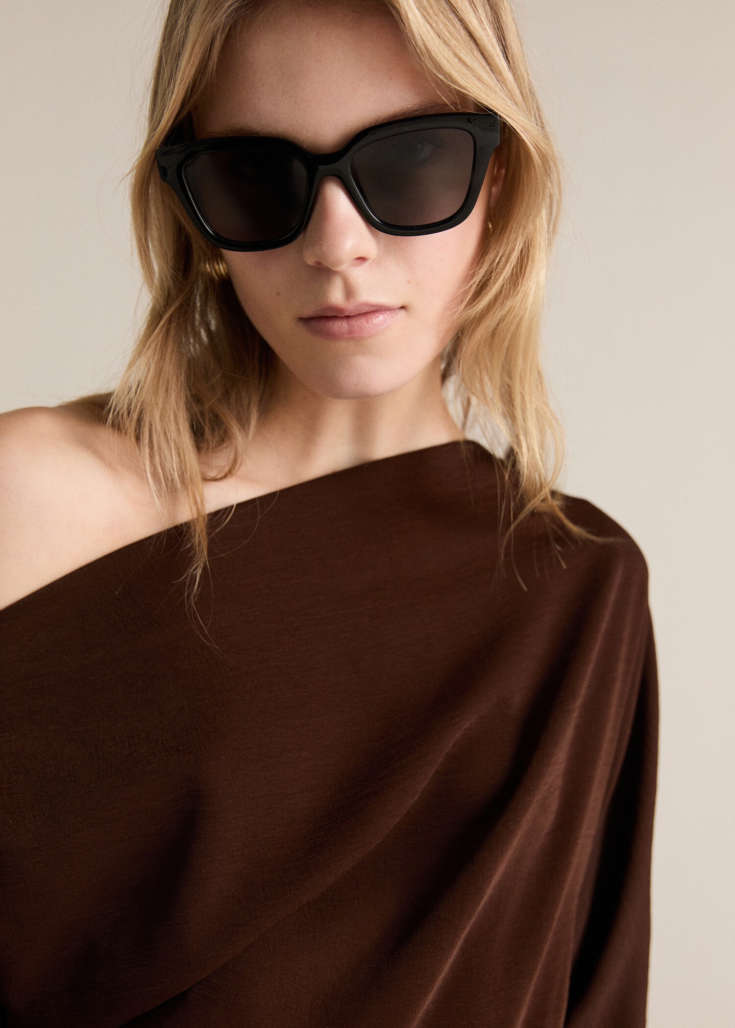 Asymmetrical dress with gathered sides - Details of the article 1