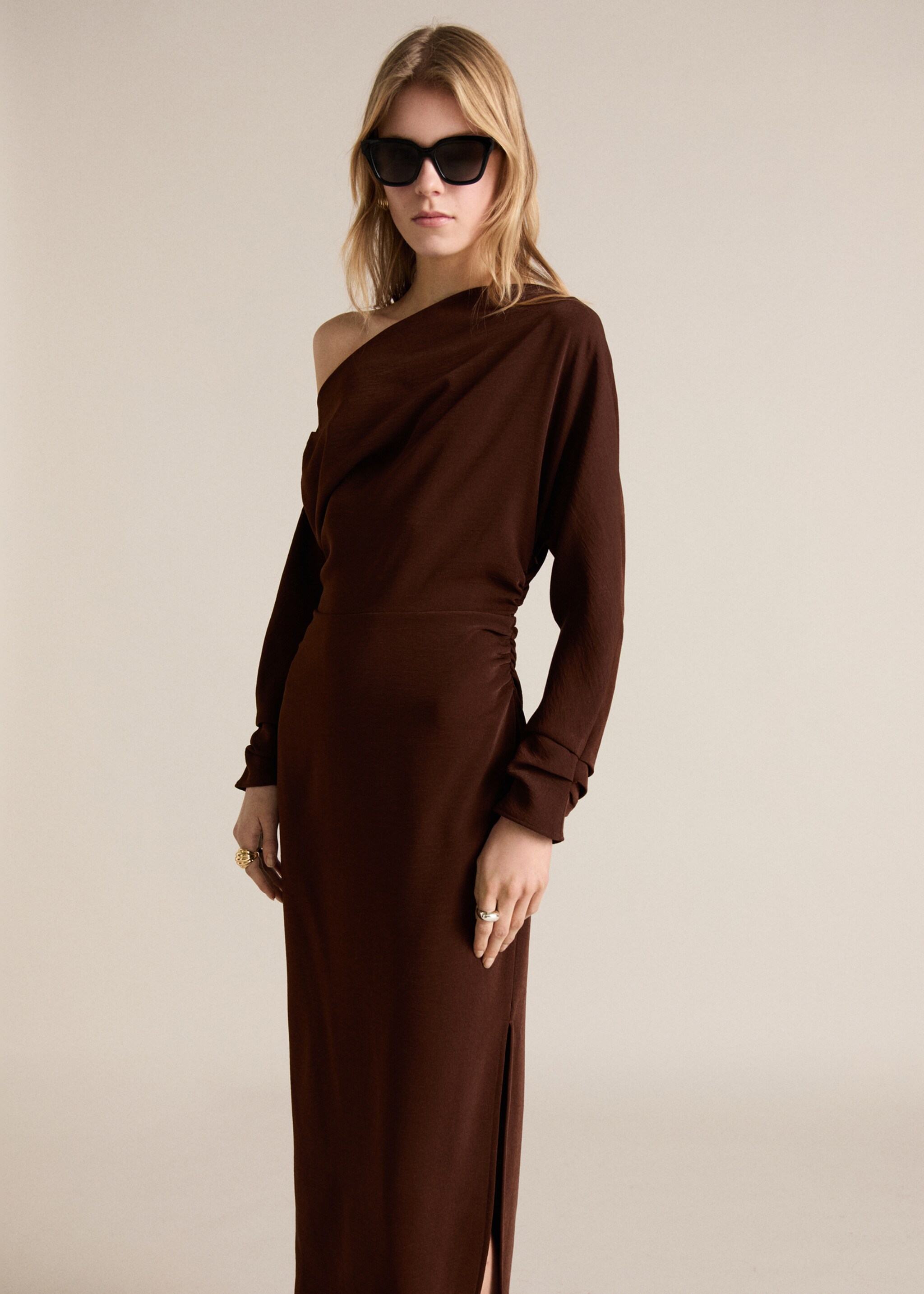 Asymmetrical dress with gathered sides - Details of the article 6, Brown. Ref: 87004078-00.