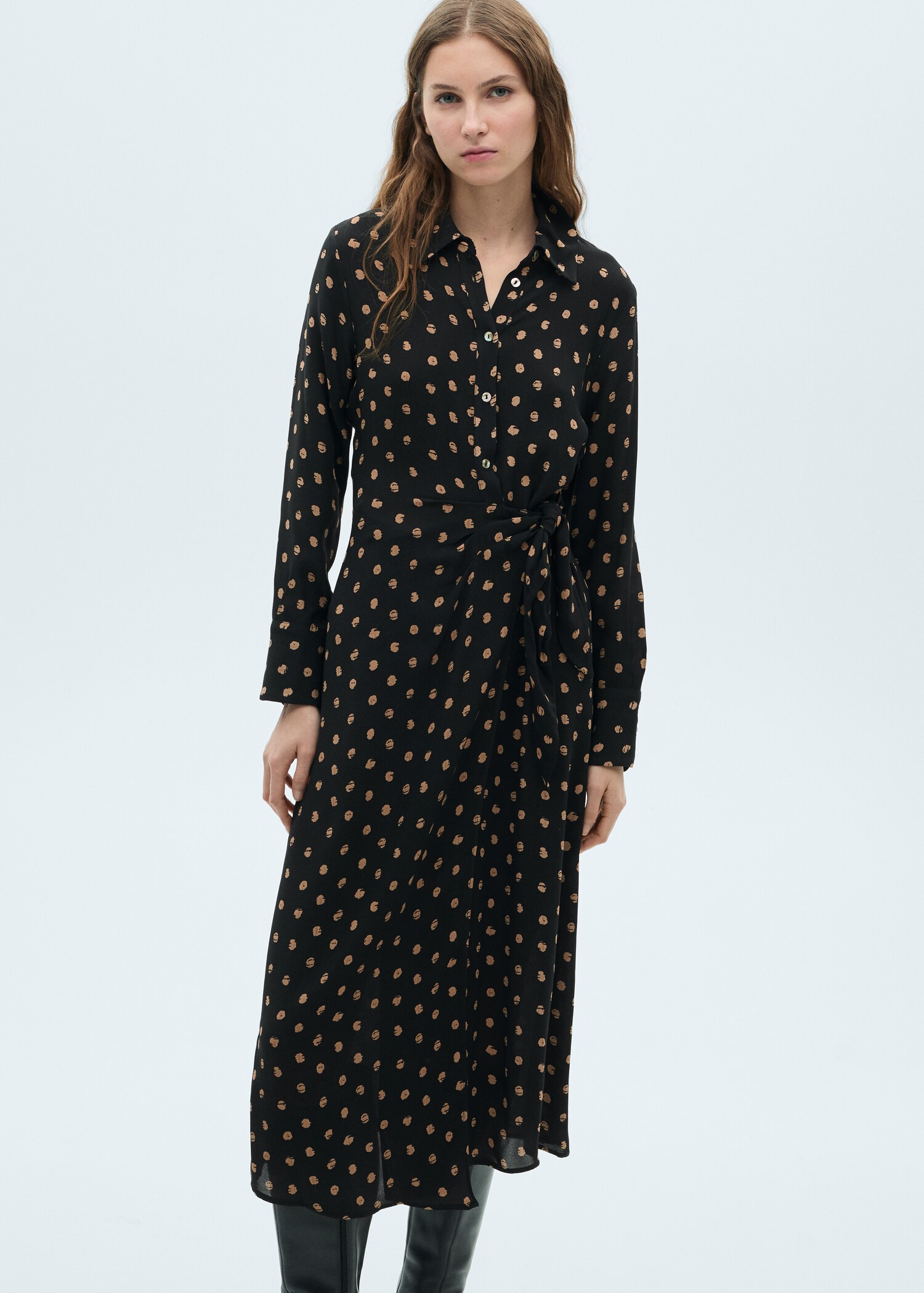 Polka-Dots-Hemdblusenkleid mit Knotendetail - Mittlere Ansicht