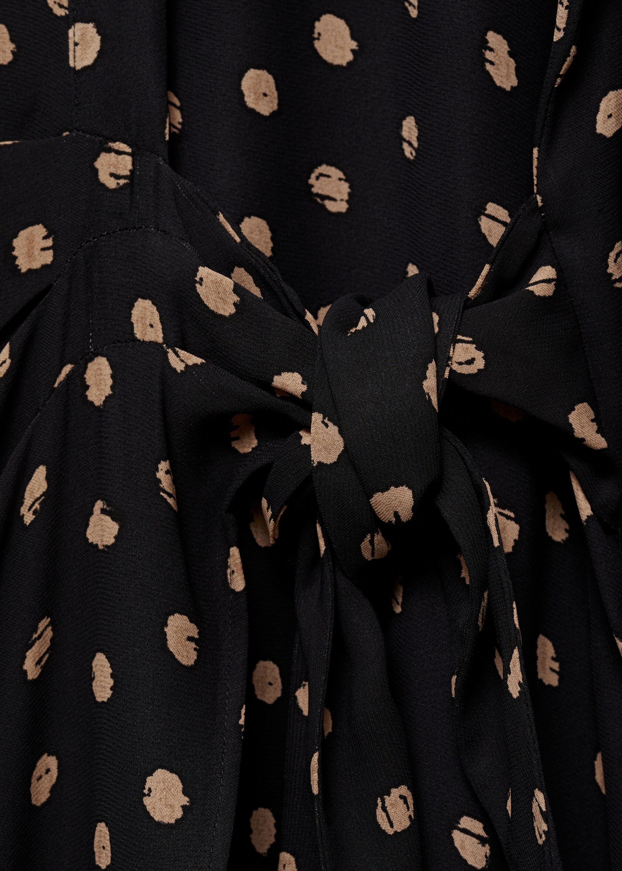 Polka-Dots-Hemdblusenkleid mit Knotendetail - Detail des Artikels 0, Schwarz. Ref: 87004080-00.