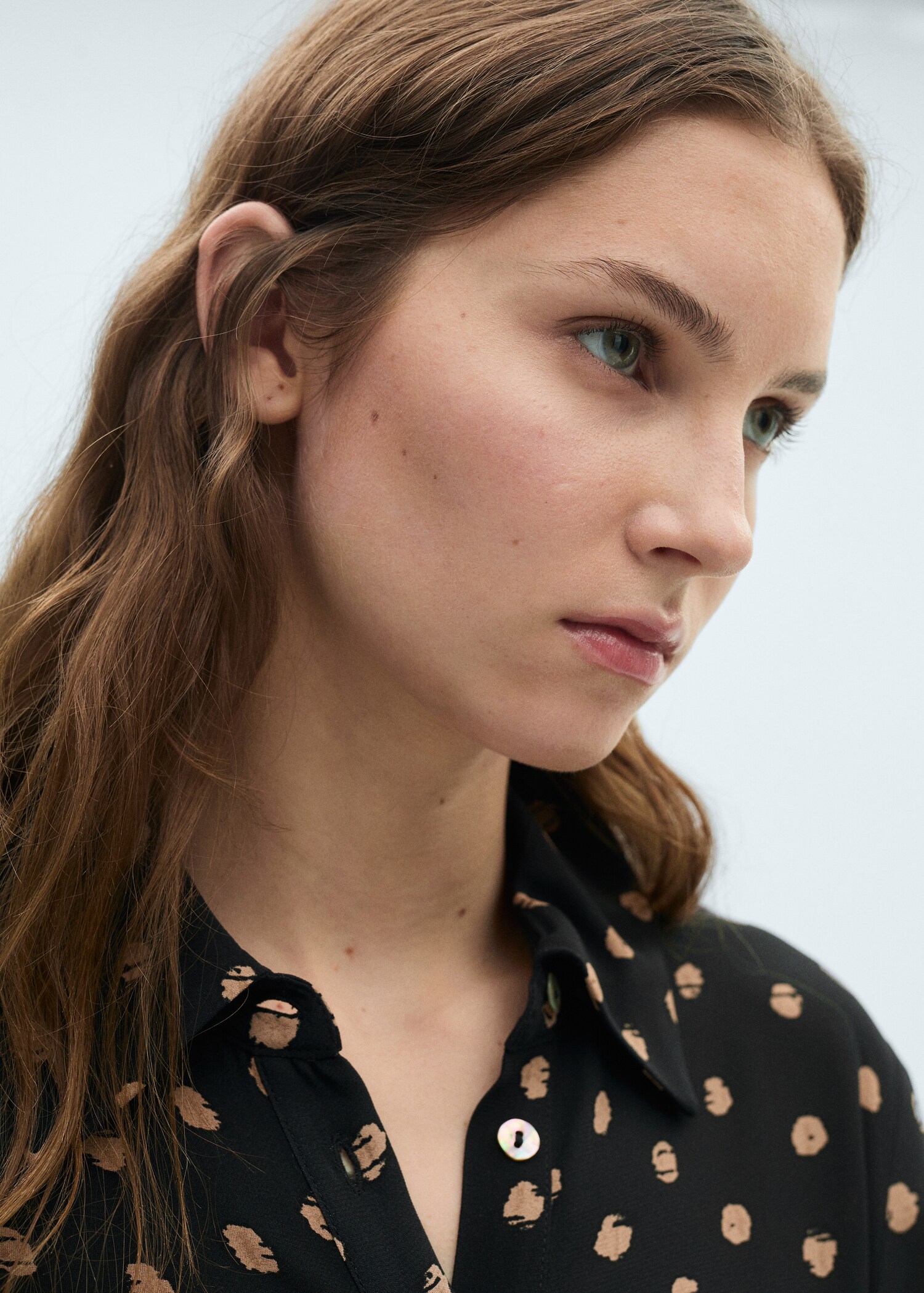 Polka-Dots-Hemdblusenkleid mit Knotendetail - Detail des Artikels 1