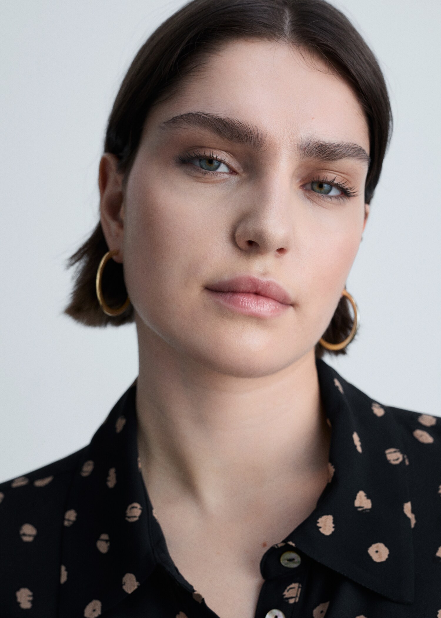 Polka-Dots-Hemdblusenkleid mit Knotendetail - Detail des Artikels 4