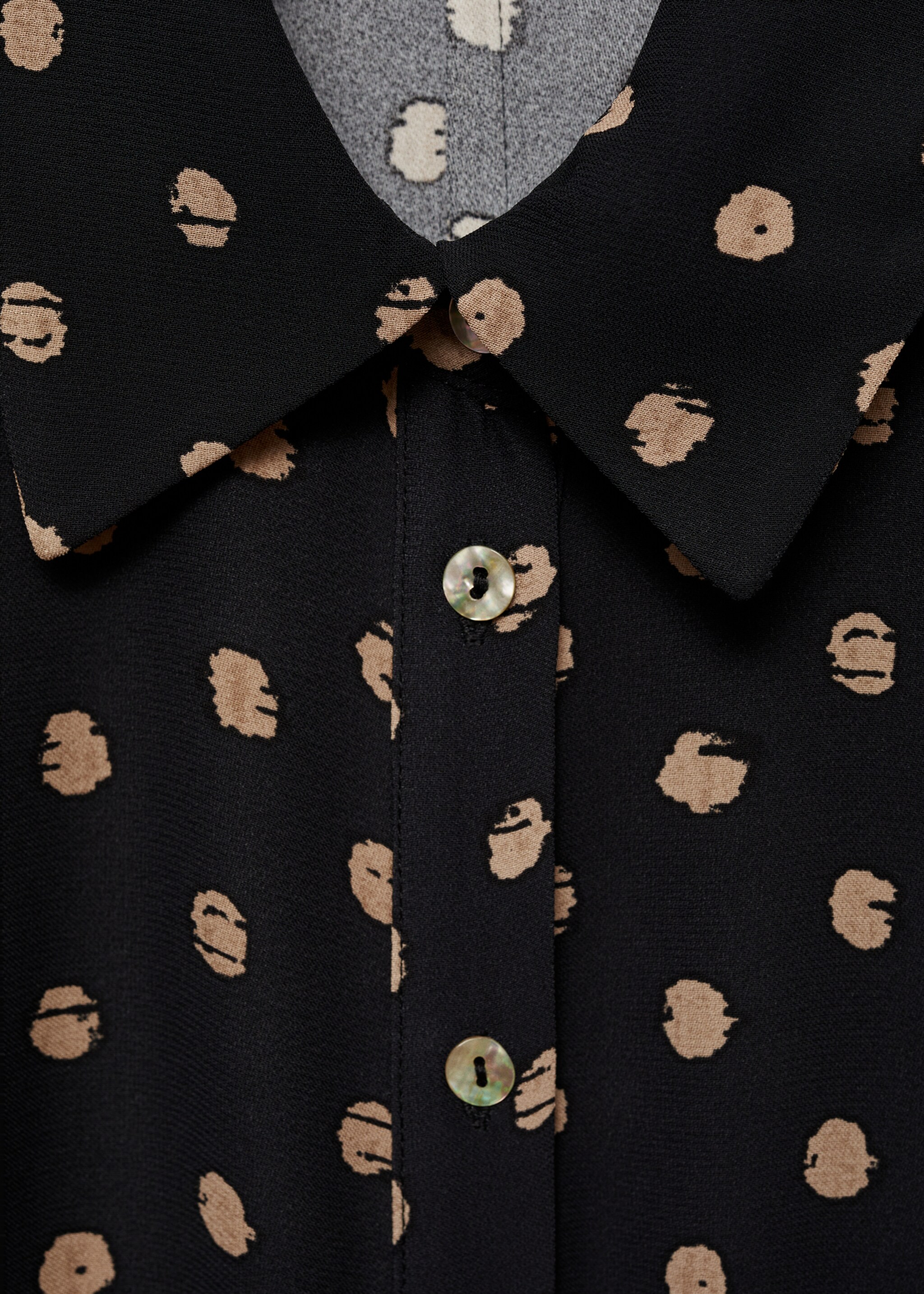 Polka-Dots-Hemdblusenkleid mit Knotendetail - Detail des Artikels 8, Schwarz. Ref: 87004080-00.