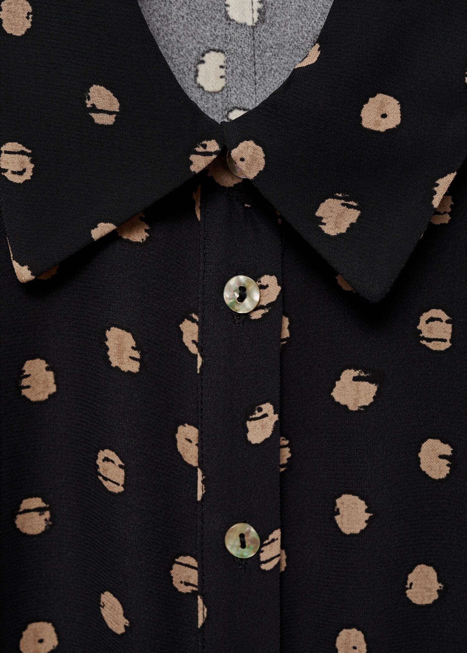 Polka-Dots-Hemdblusenkleid mit Knotendetail - Detail des Artikels 8