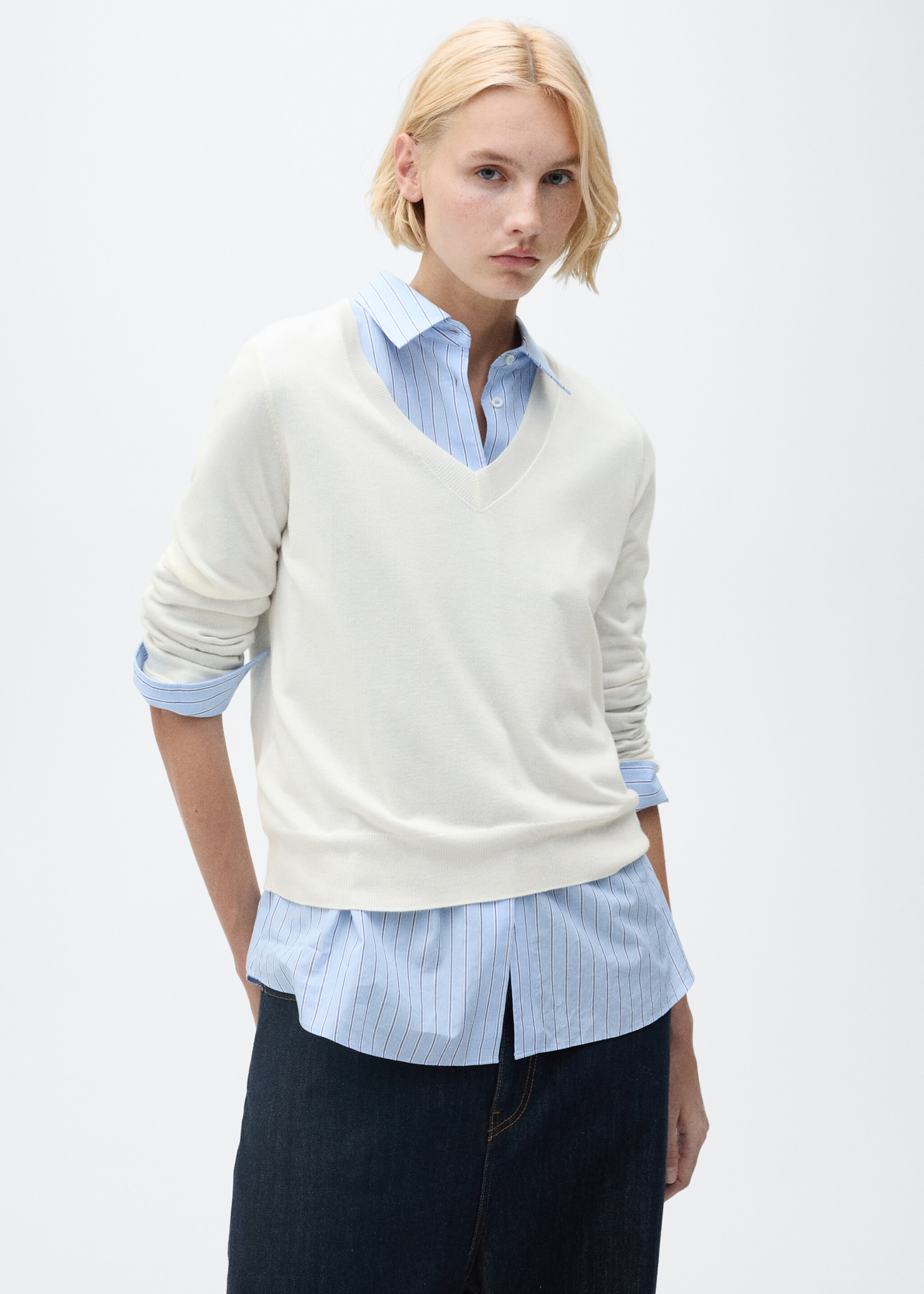 V-neck knit sweater - Medium plane, Ecru. Ref: 87004082-00.