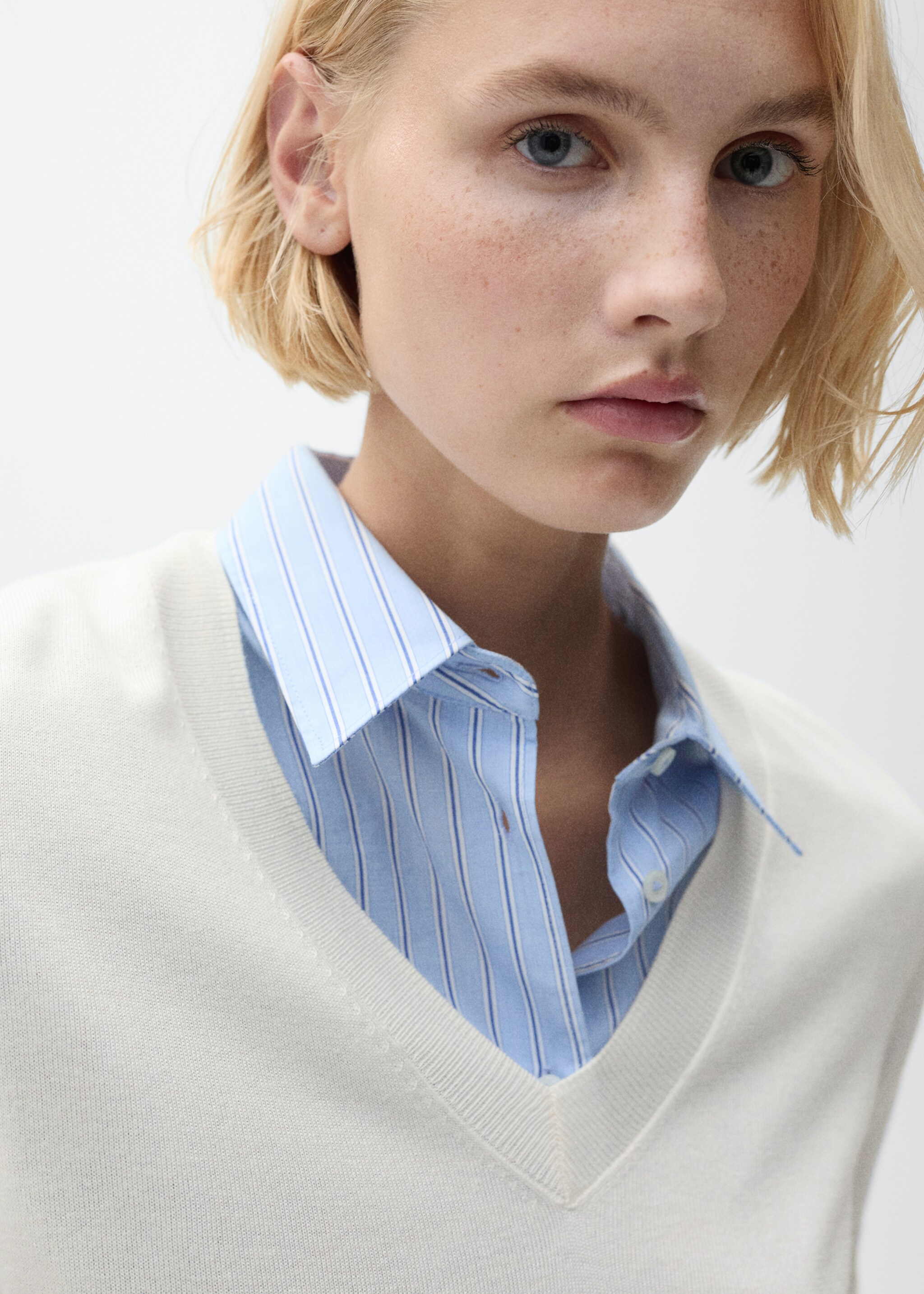 V-neck knit sweater - Details of the article 1, Ecru. Ref: 87004082-00.