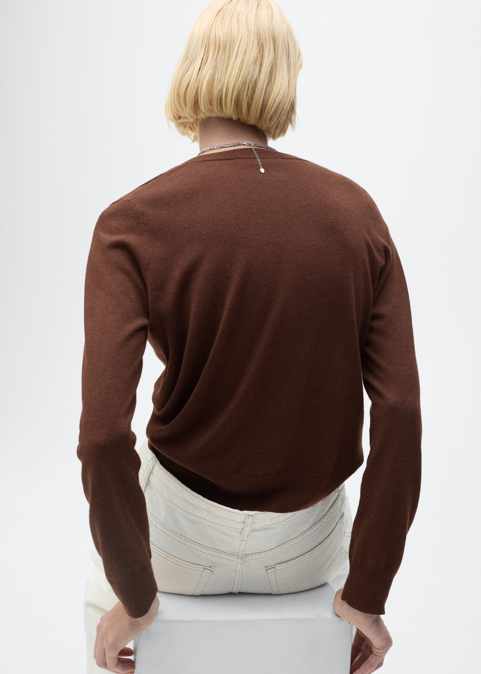 Pull-over maille col en V - Verso de l’article, Chocolat. Ref: 87004082-00.