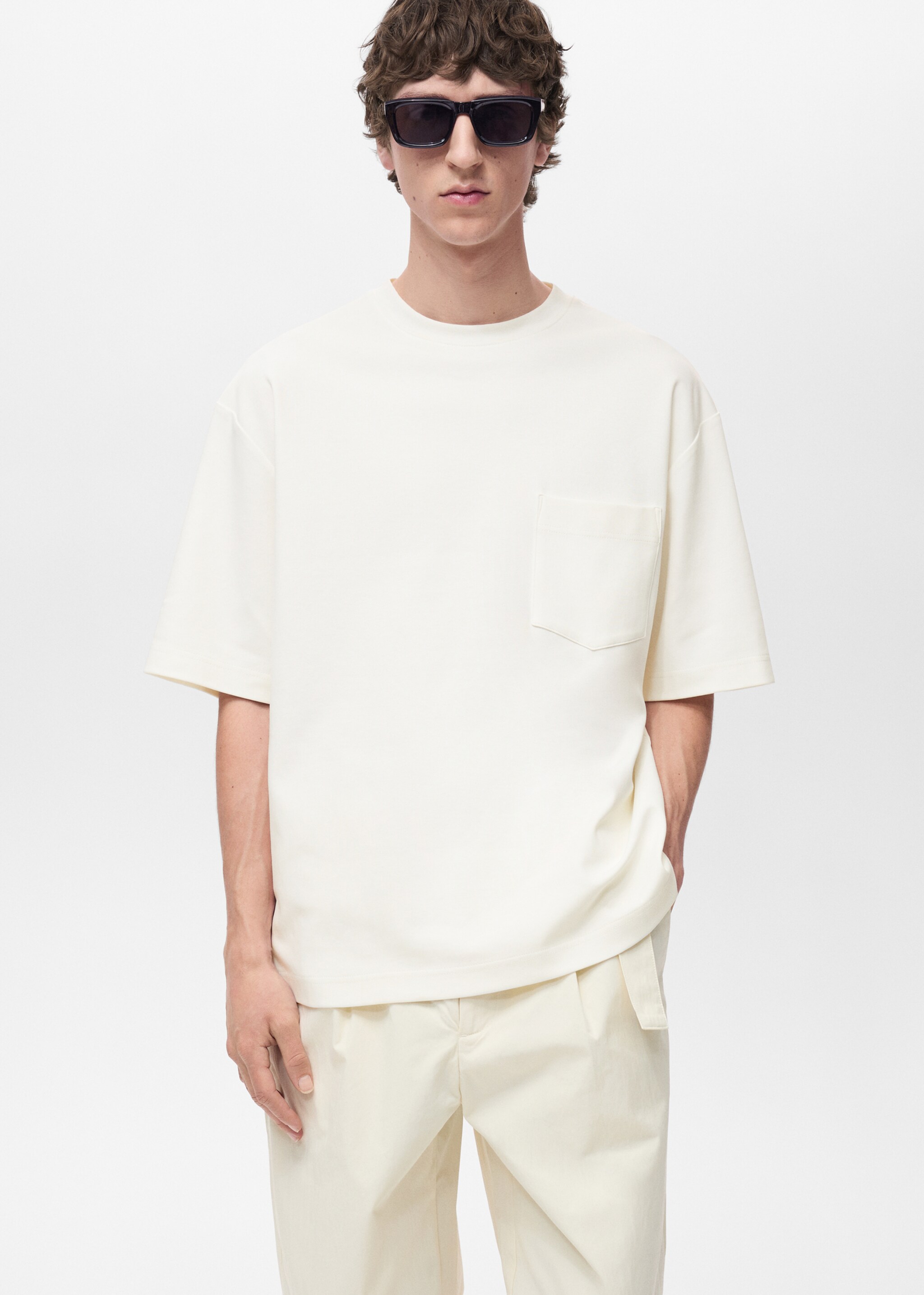 T-shirt oversize poche - Plan moyen, Blanc cassé. Ref: 87004407-00.