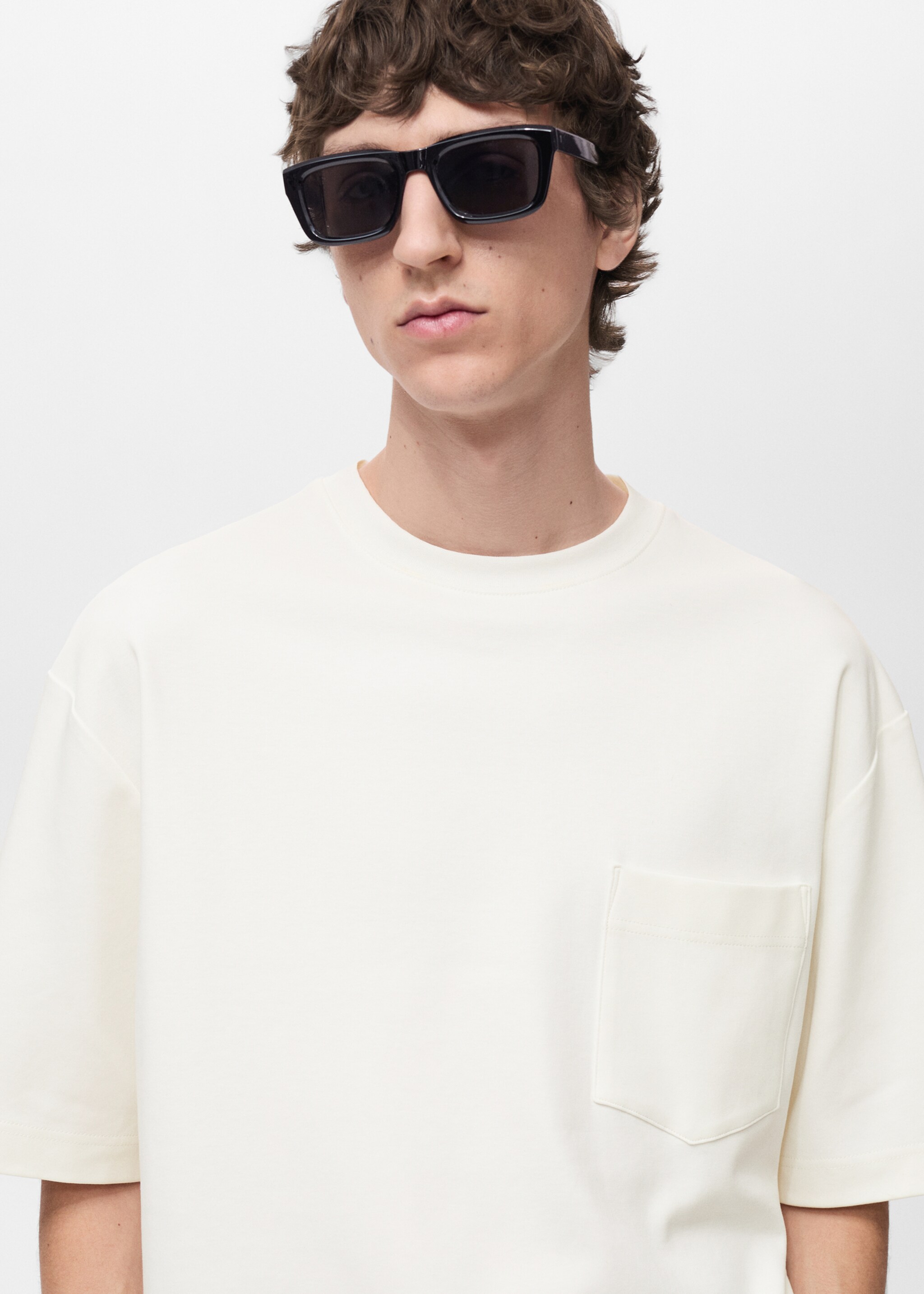 T-shirt oversize poche - Détail de l'article 1, Blanc cassé. Ref: 87004407-00.