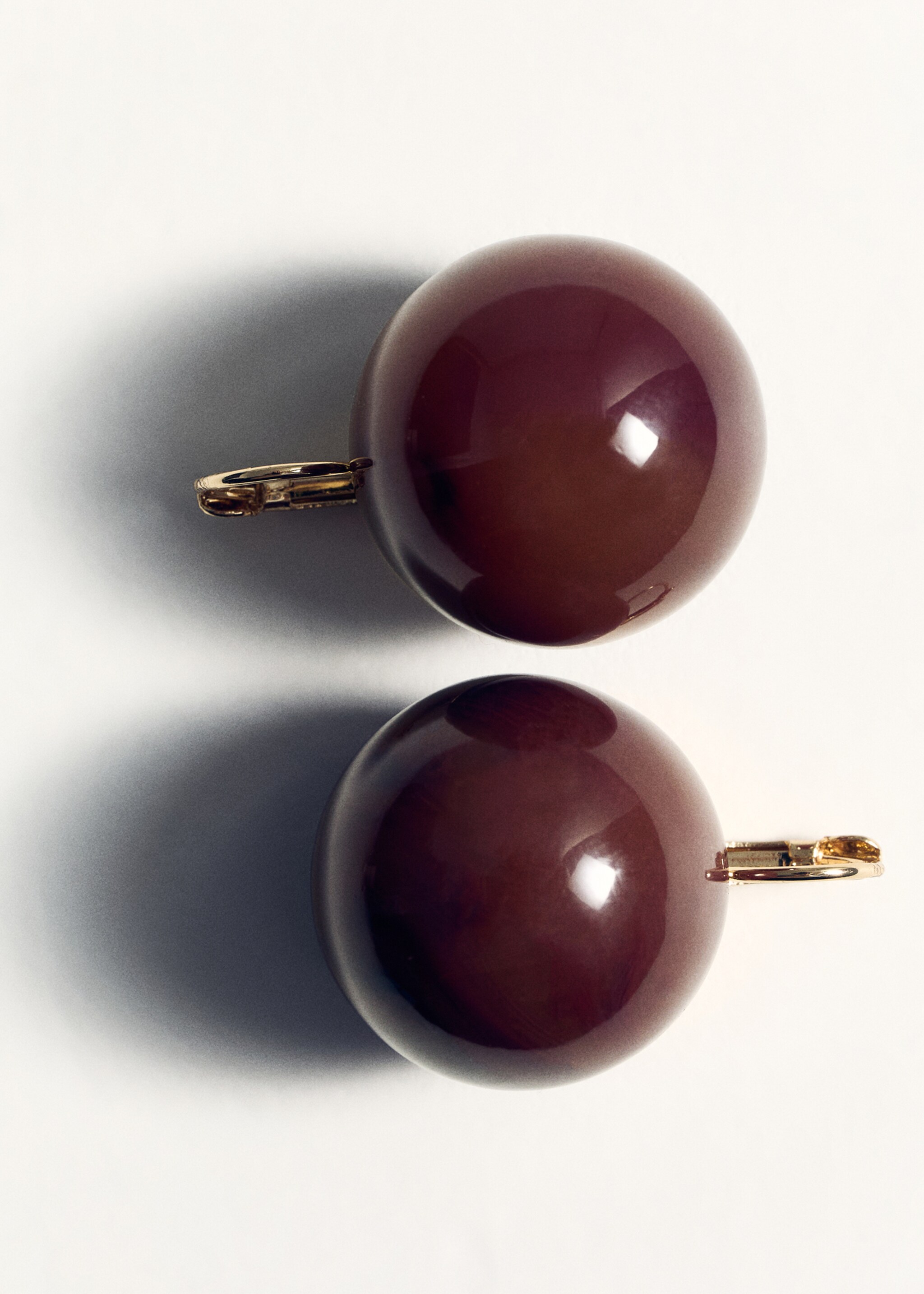 Resin ball earrings - Details of the article 5, Caramel. Ref: 87004420-00.