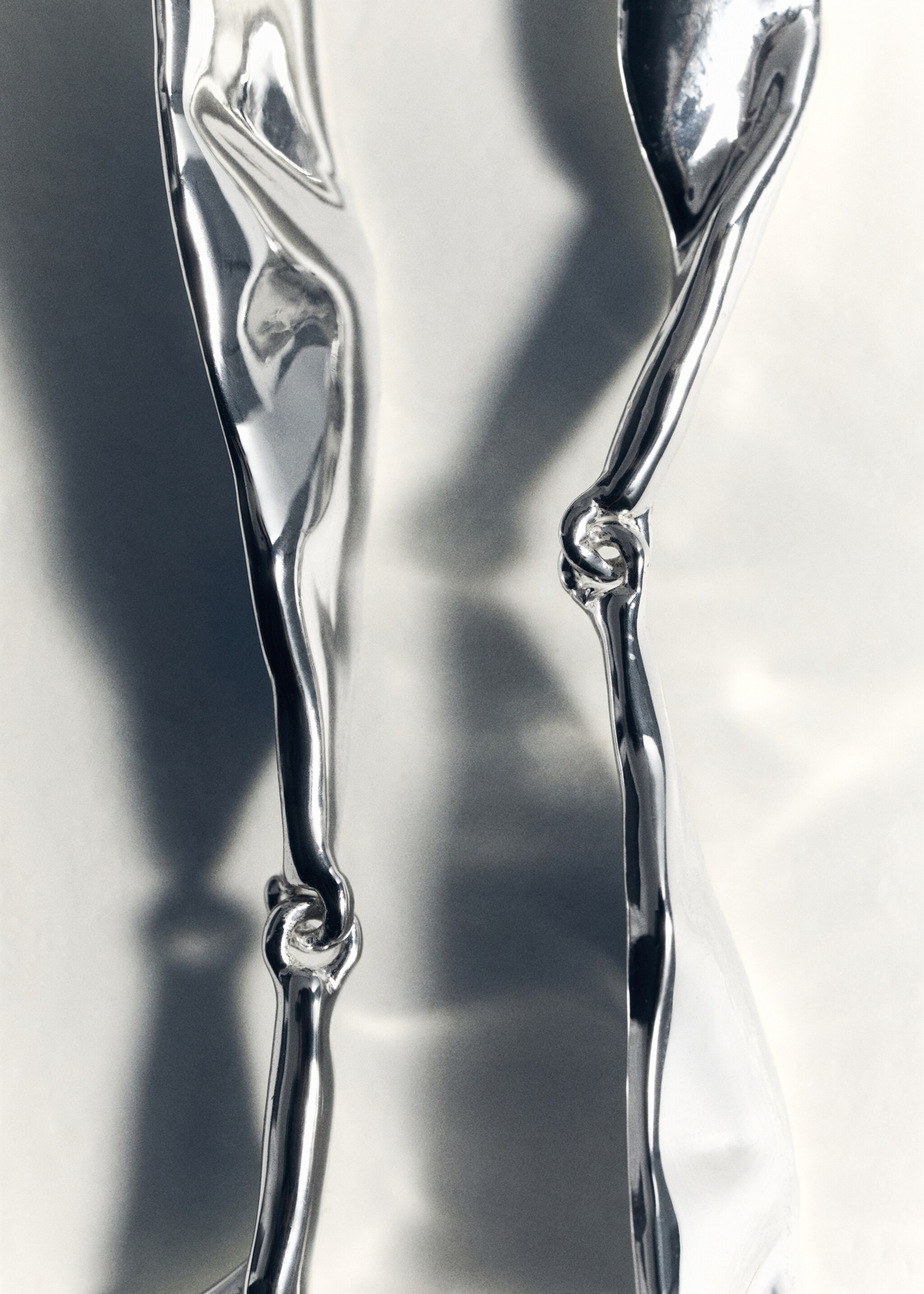 Onbuigzame getextureerde oorbellen - Detail van het artikel 5, Zilver. Ref: 87004423-00.