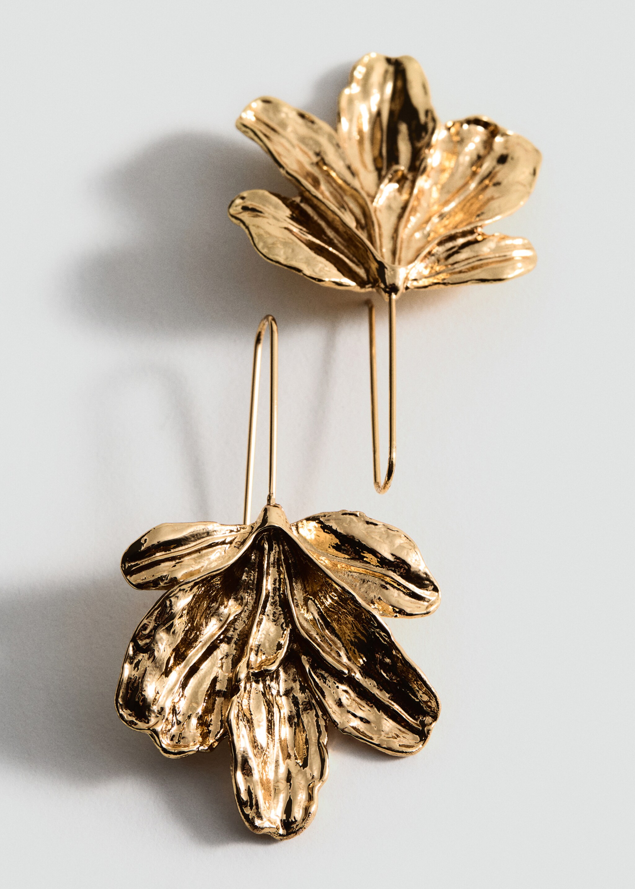 Hanging floral earrings - Details of the article 1, Gold. Ref: 87004425-00.