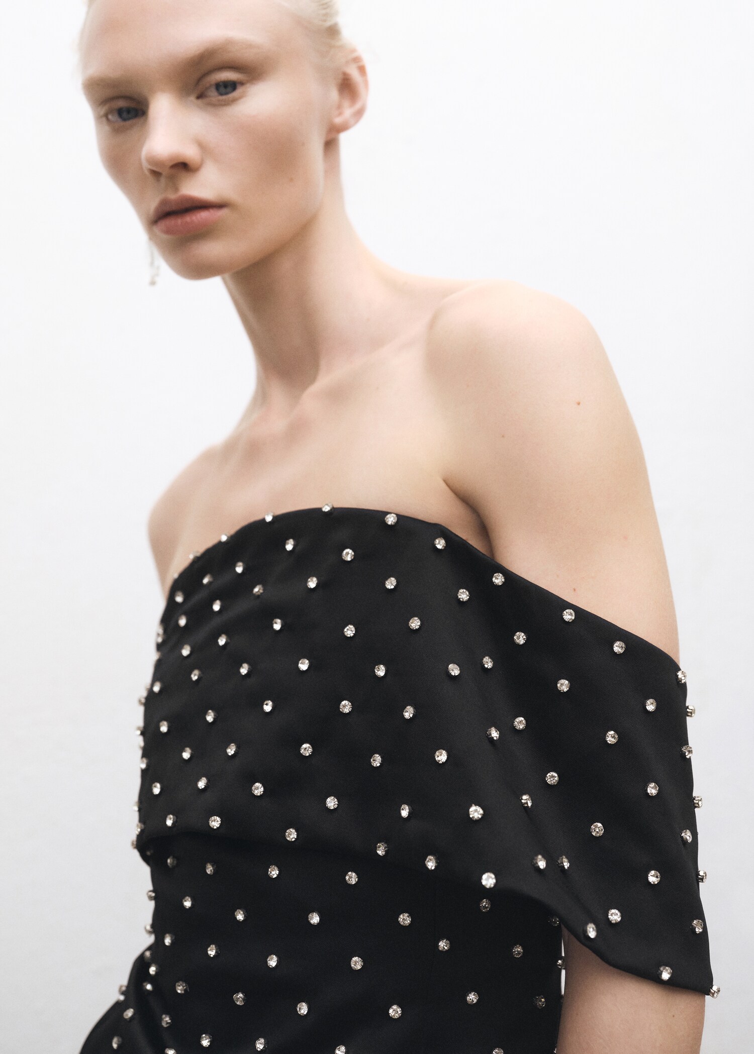 Vestido palabra de honor apliques brillantes - Plano medio