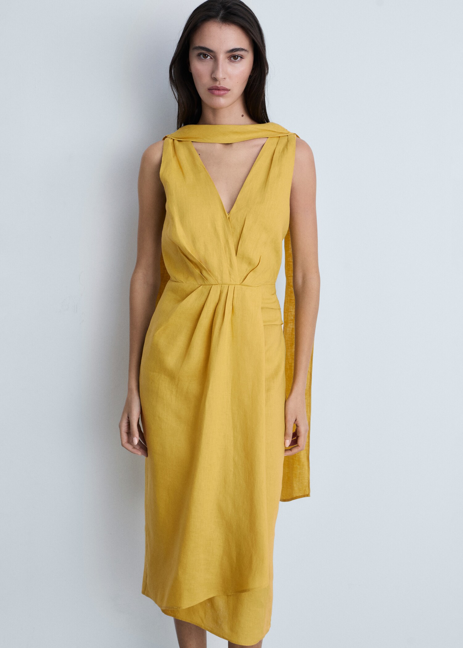 Robe midi plissée en lin - Plan moyen