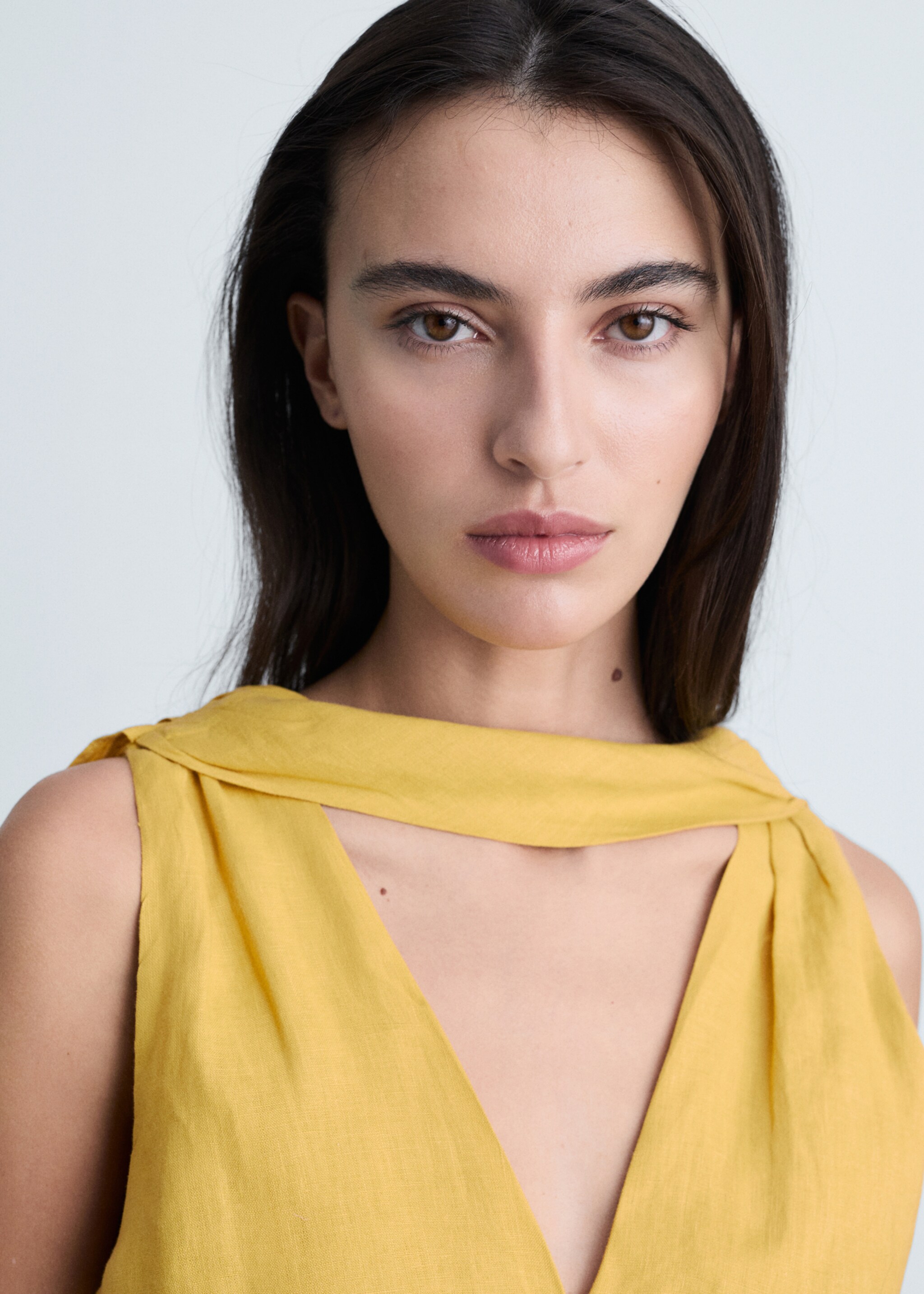 Robe midi plissée en lin - Détail de l'article 1, Moutarde. Ref: 87004784-00.