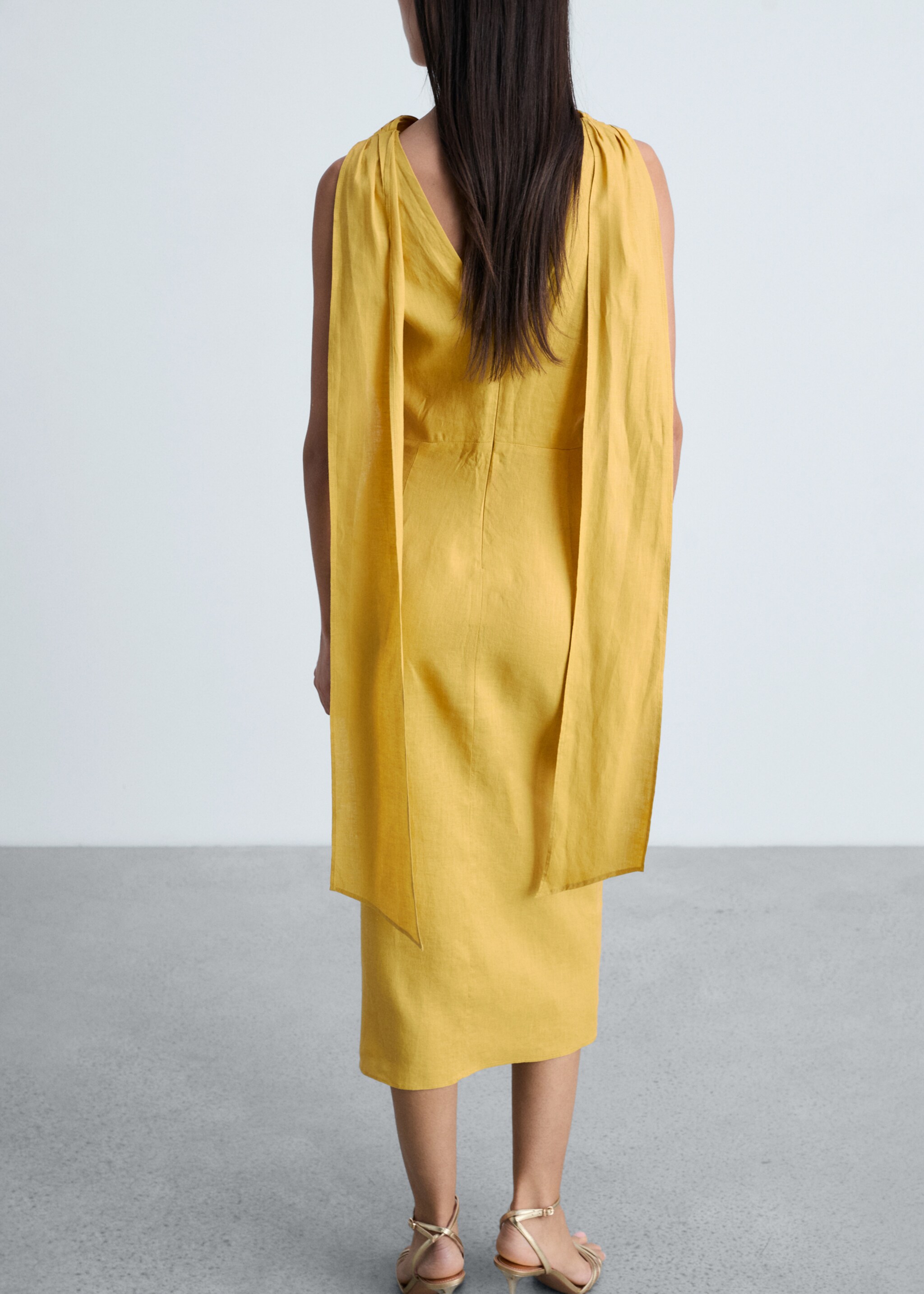 Robe midi plissée en lin - Verso de l’article, Moutarde. Ref: 87004784-00.