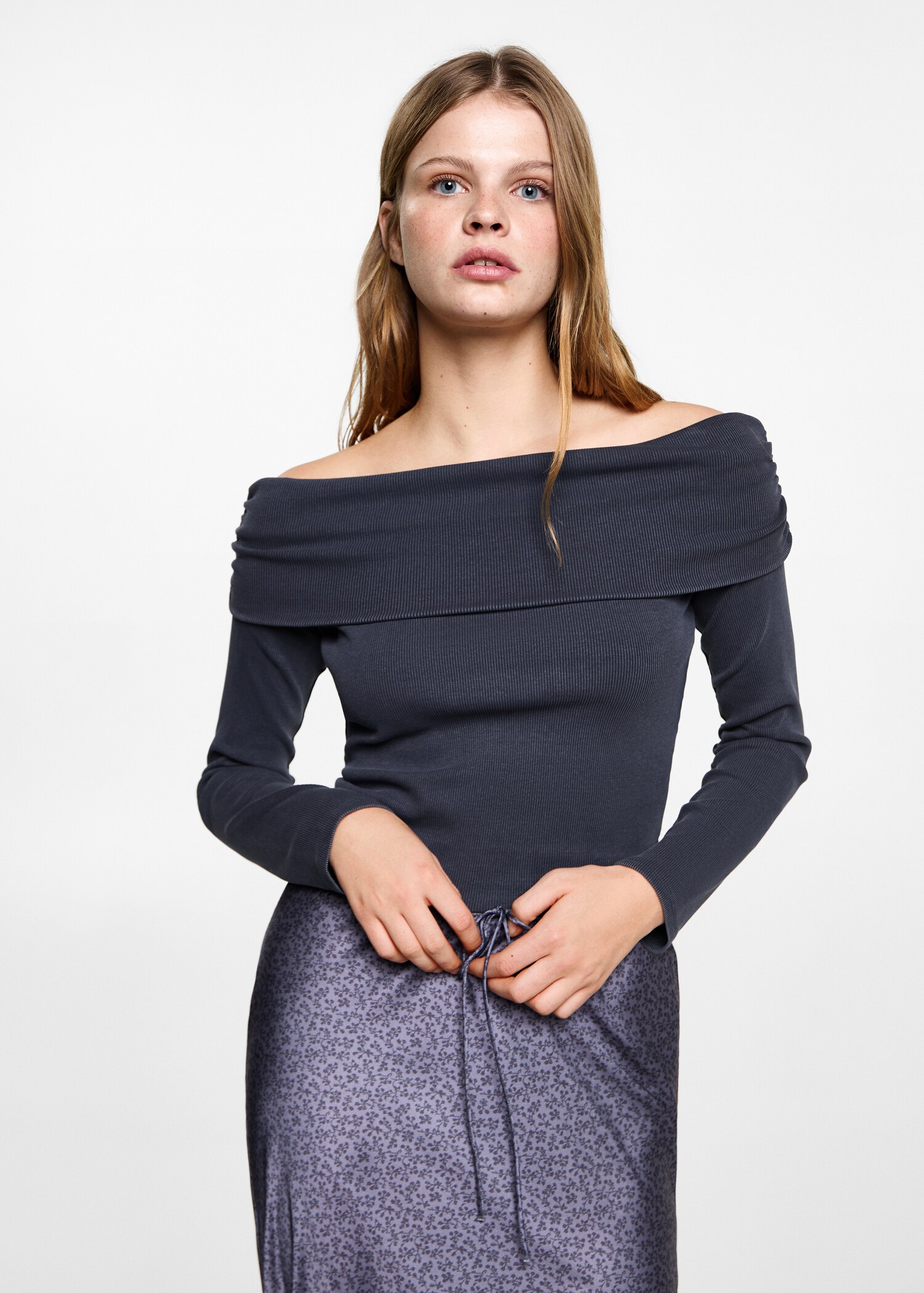 T-shirt épaules dénudées - Plan moyen