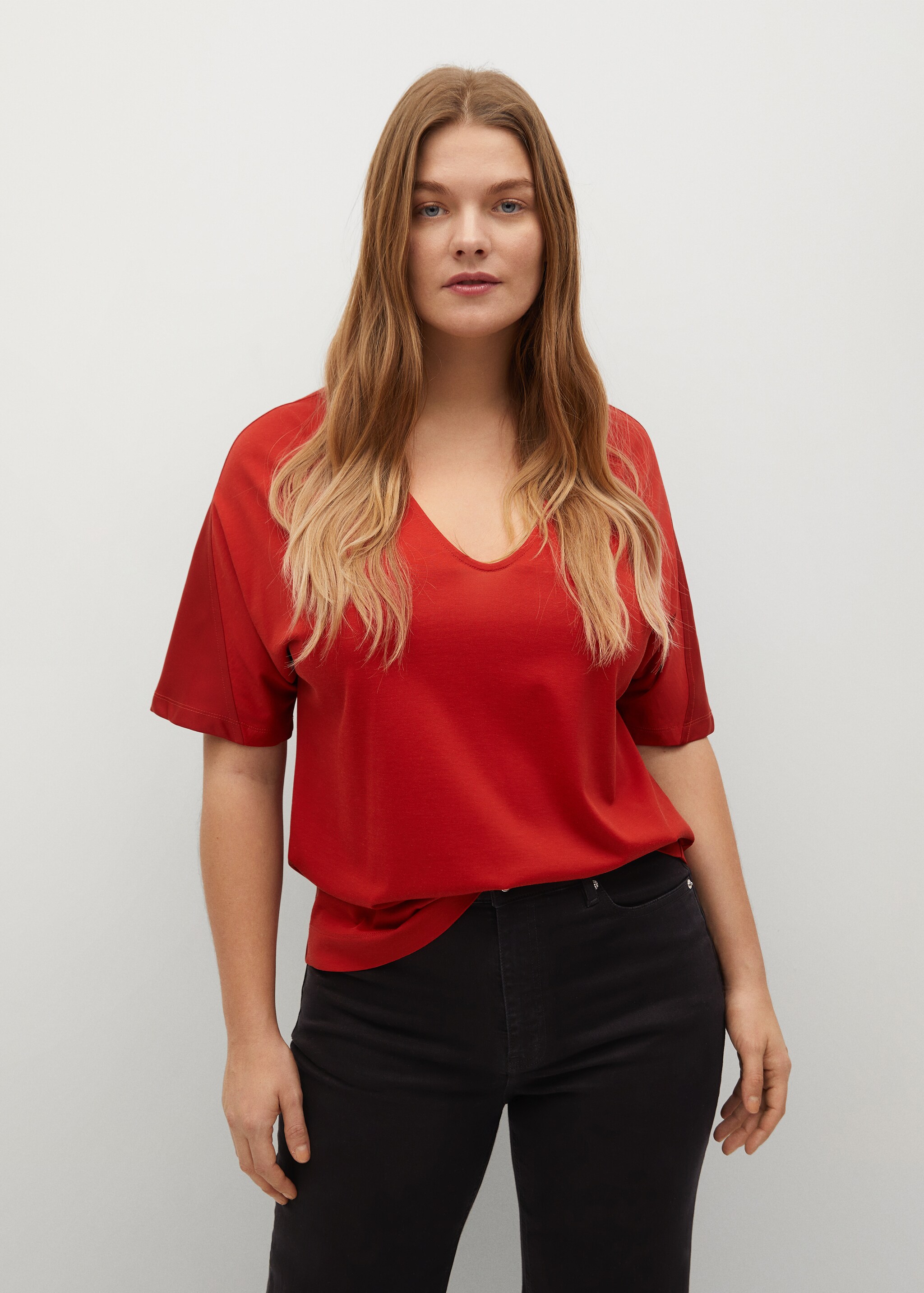Camiseta fluida combinada  - Plano medio