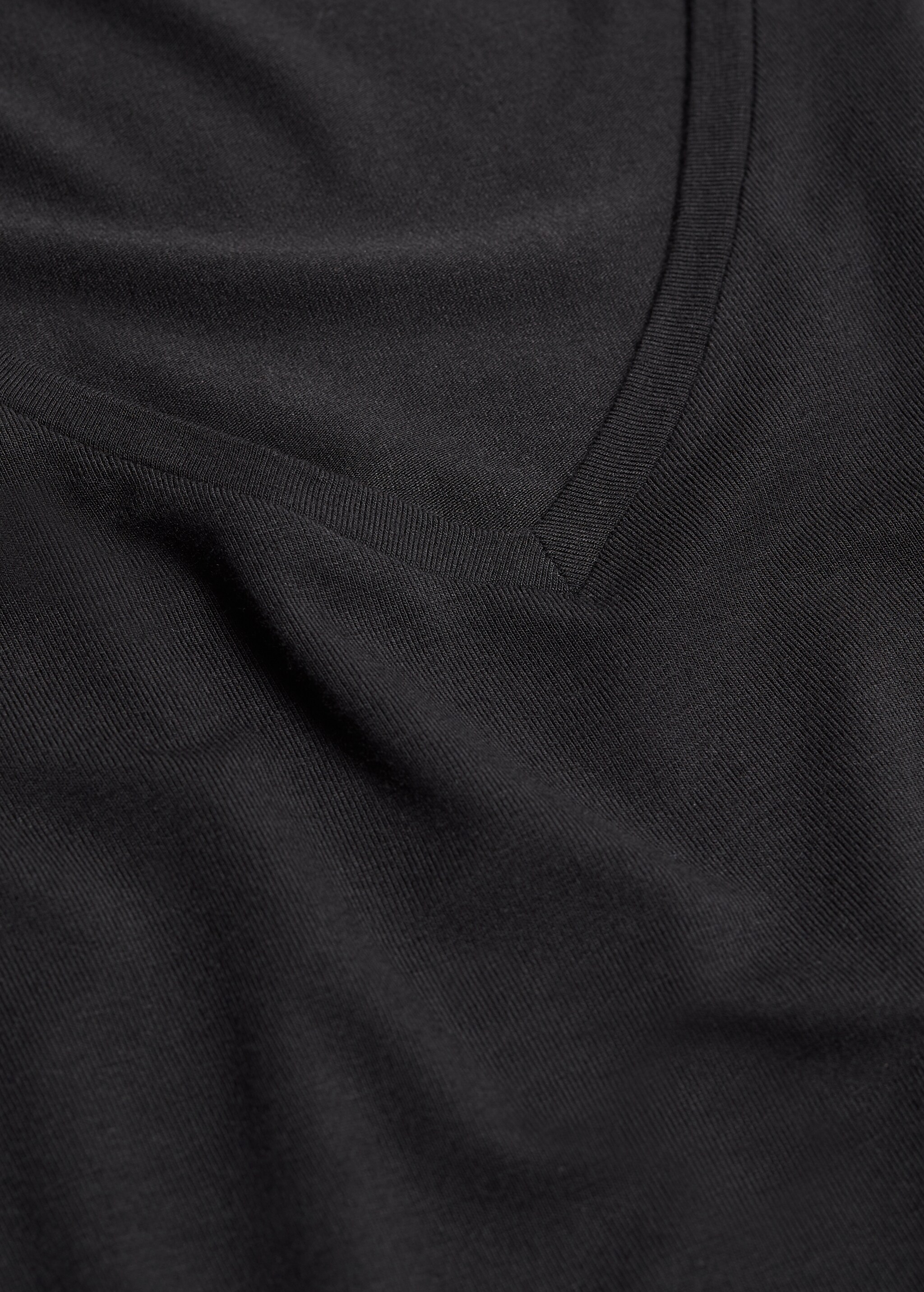 T-Shirt mit V-Ausschnitt - Detail des Artikels 8