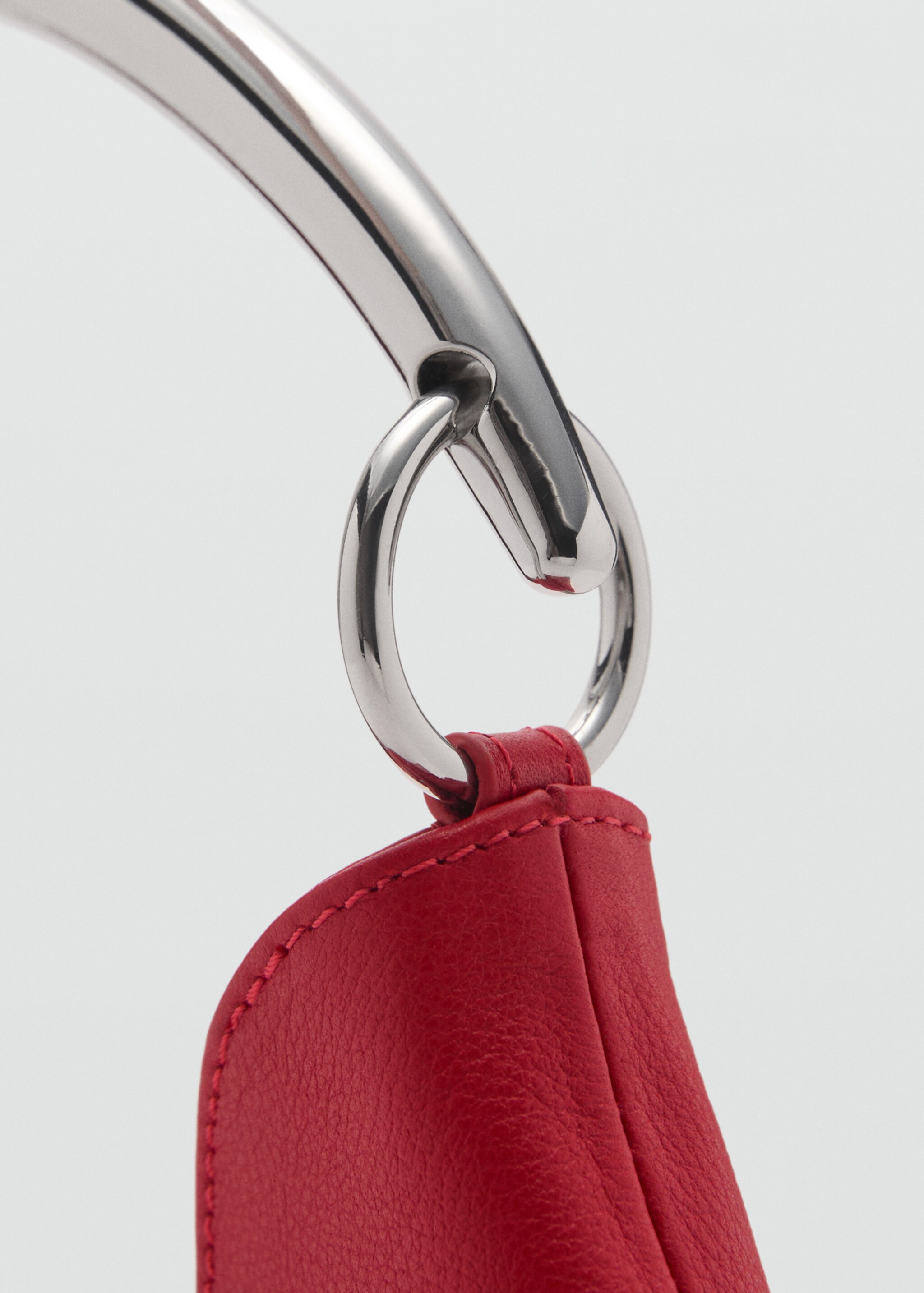 Leather shoulder bag with metal handle - Details of the article 2, Red. Ref: 87005749-00.
