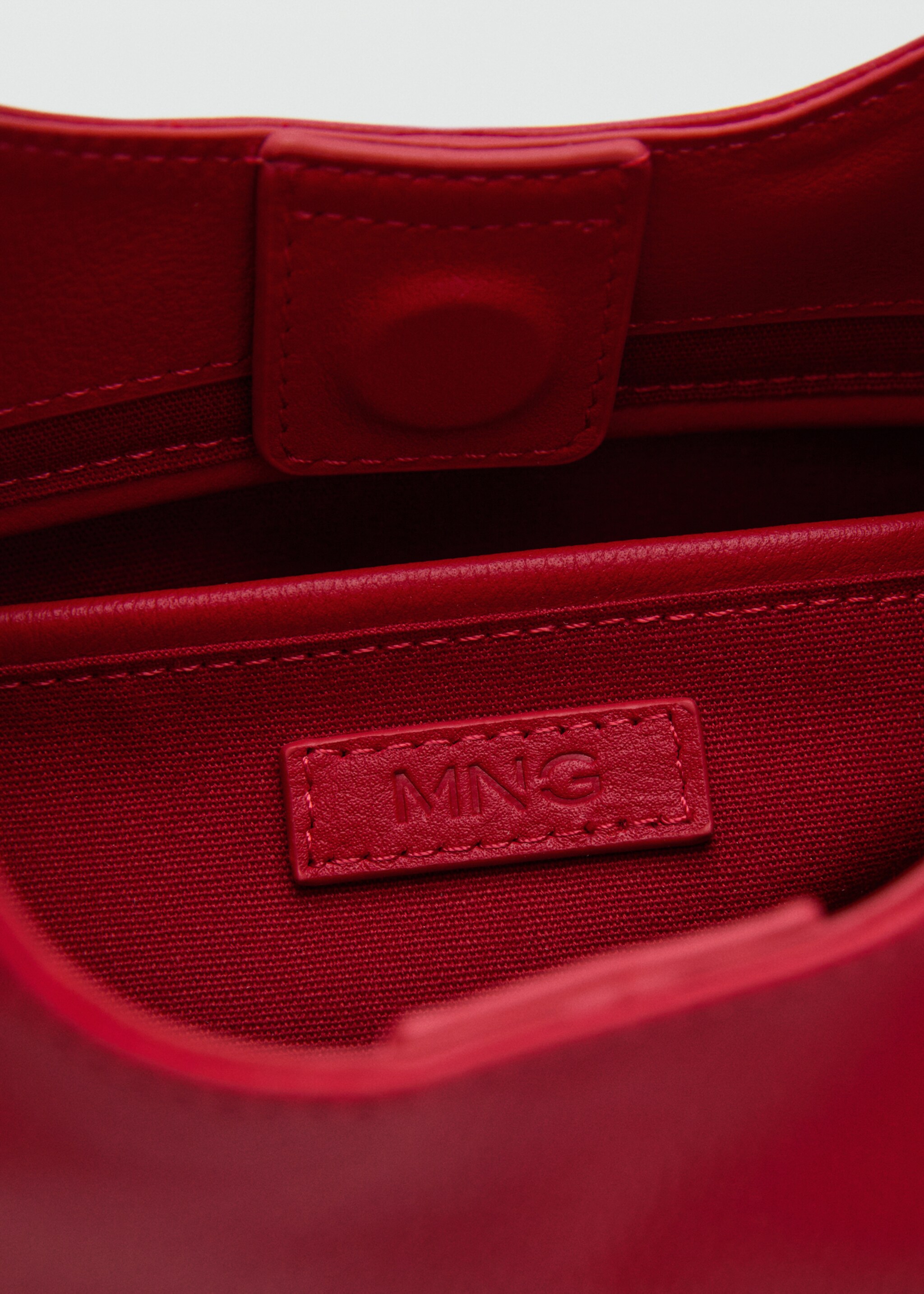 Leather shoulder bag with metal handle - Details of the article 3, Red. Ref: 87005749-00.