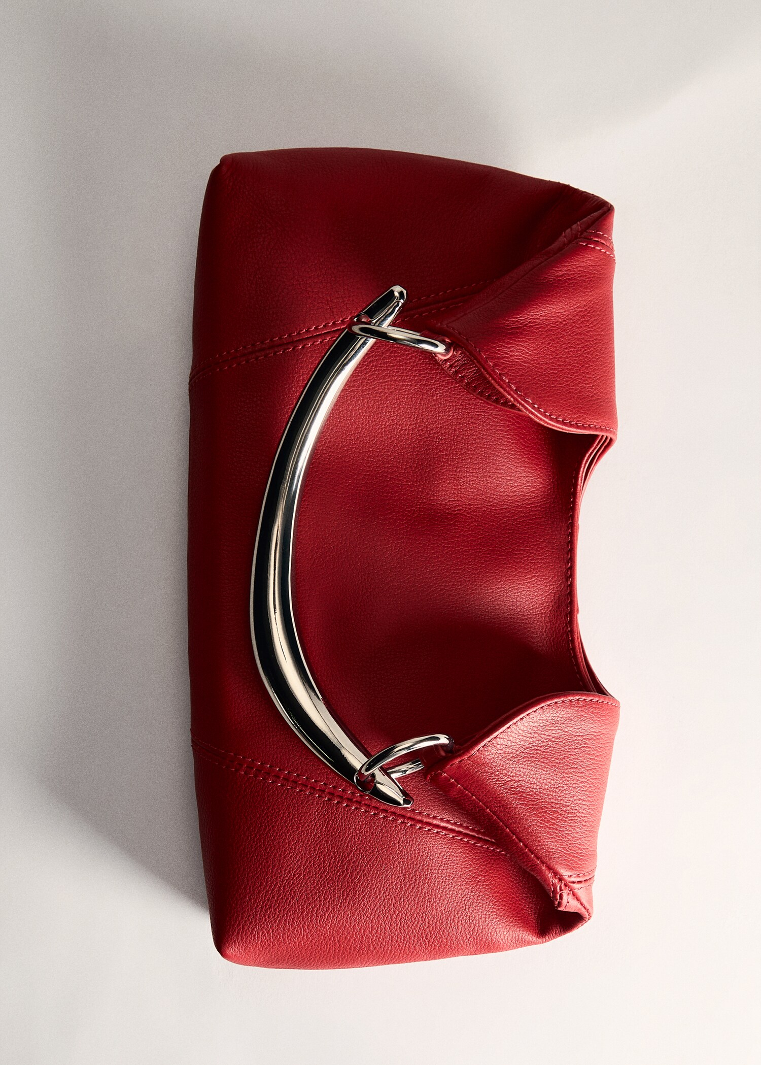 Leather shoulder bag with metal handle - Details of the article 5