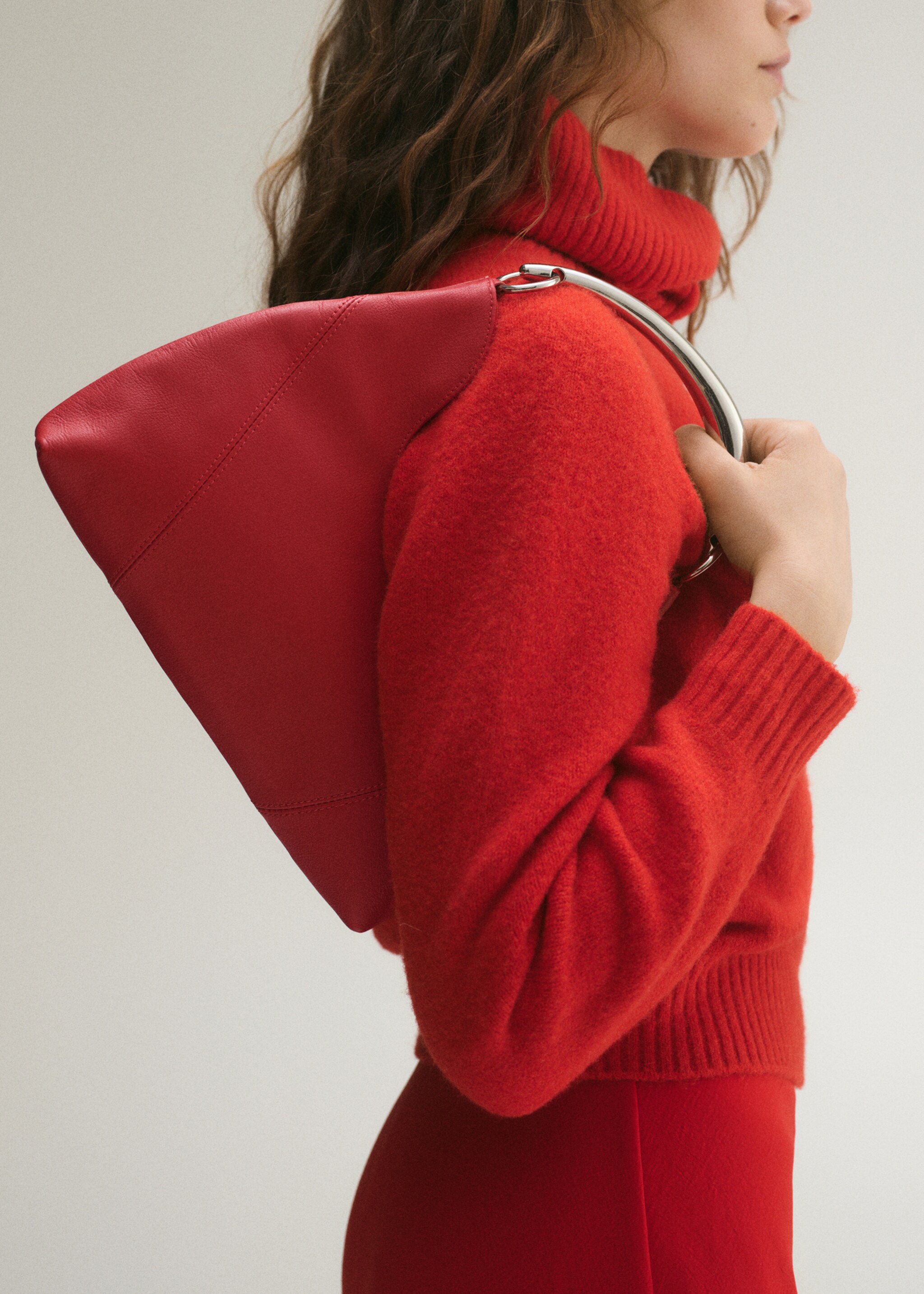 Leather shoulder bag with metal handle - Details of the article 9, Red. Ref: 87005749-00.