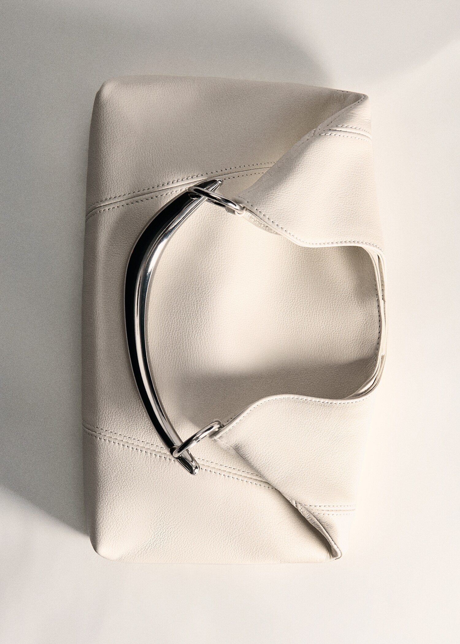 Leather shoulder bag with metal handle - Details of the article 5