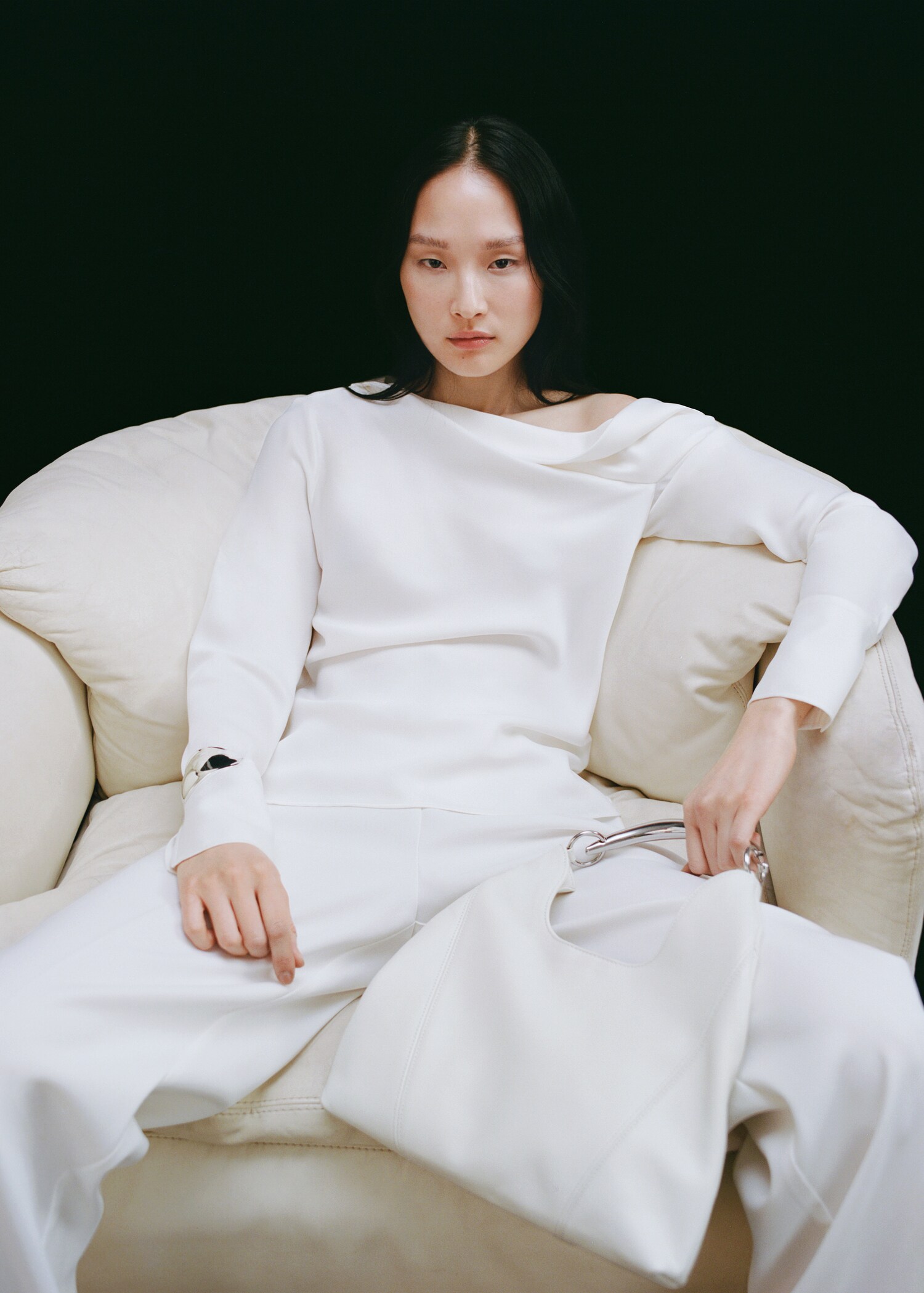 Leather shoulder bag with metal handle - Details of the article 9