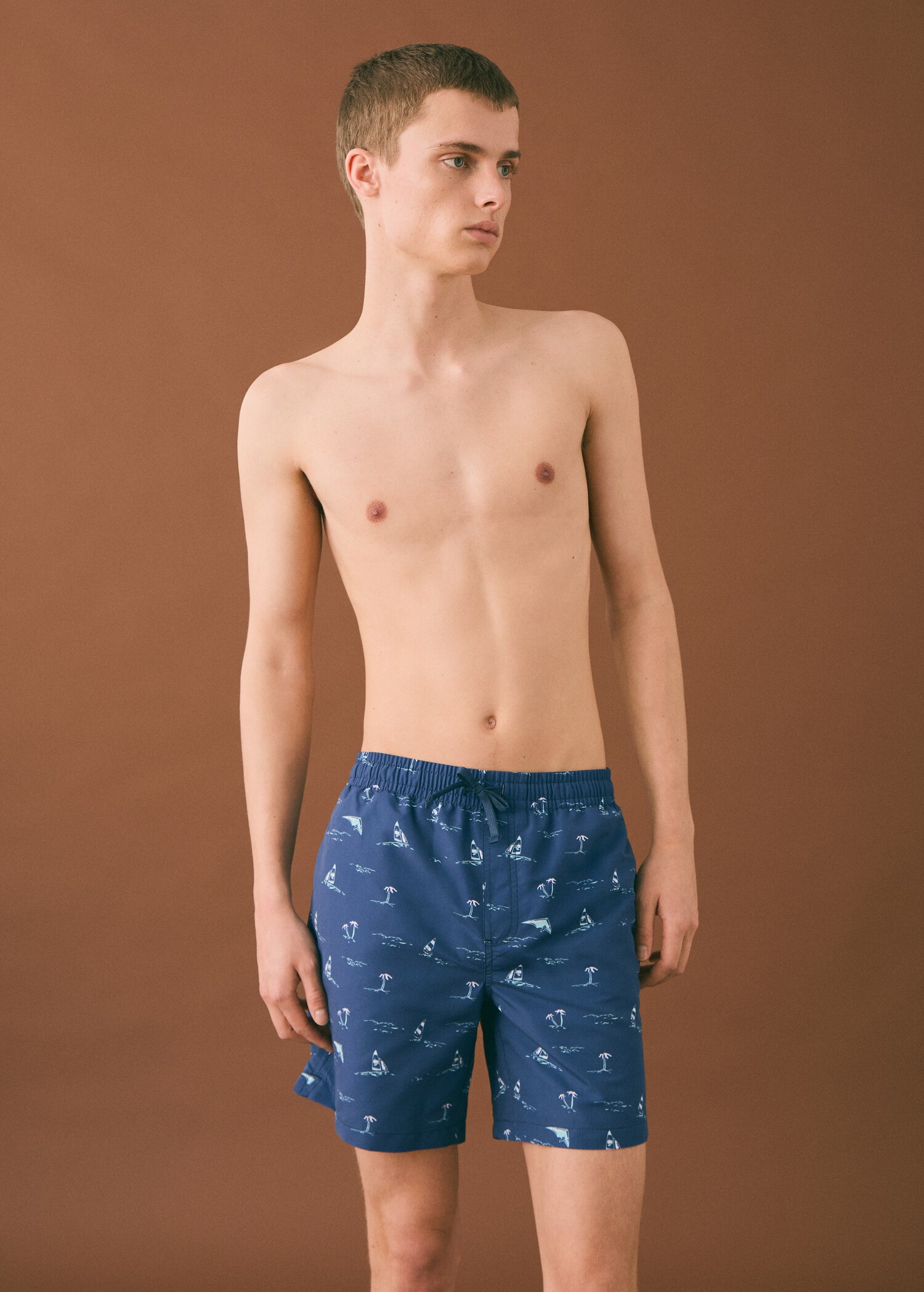 Maillot de bain imprimé palmiers - Plan moyen