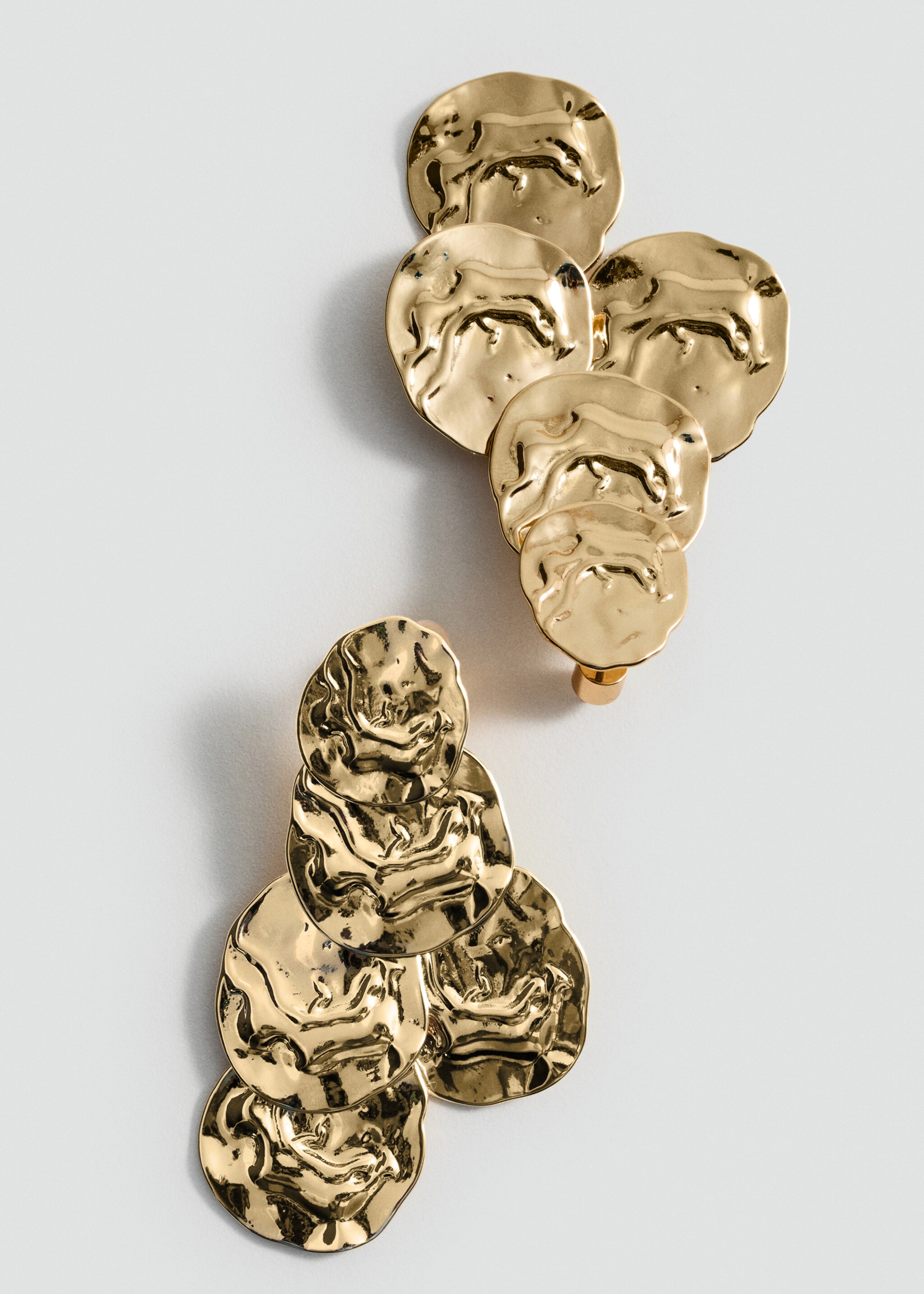 Textured coin pendant earrings - Medium plane, Gold. Ref: 87005977-00.